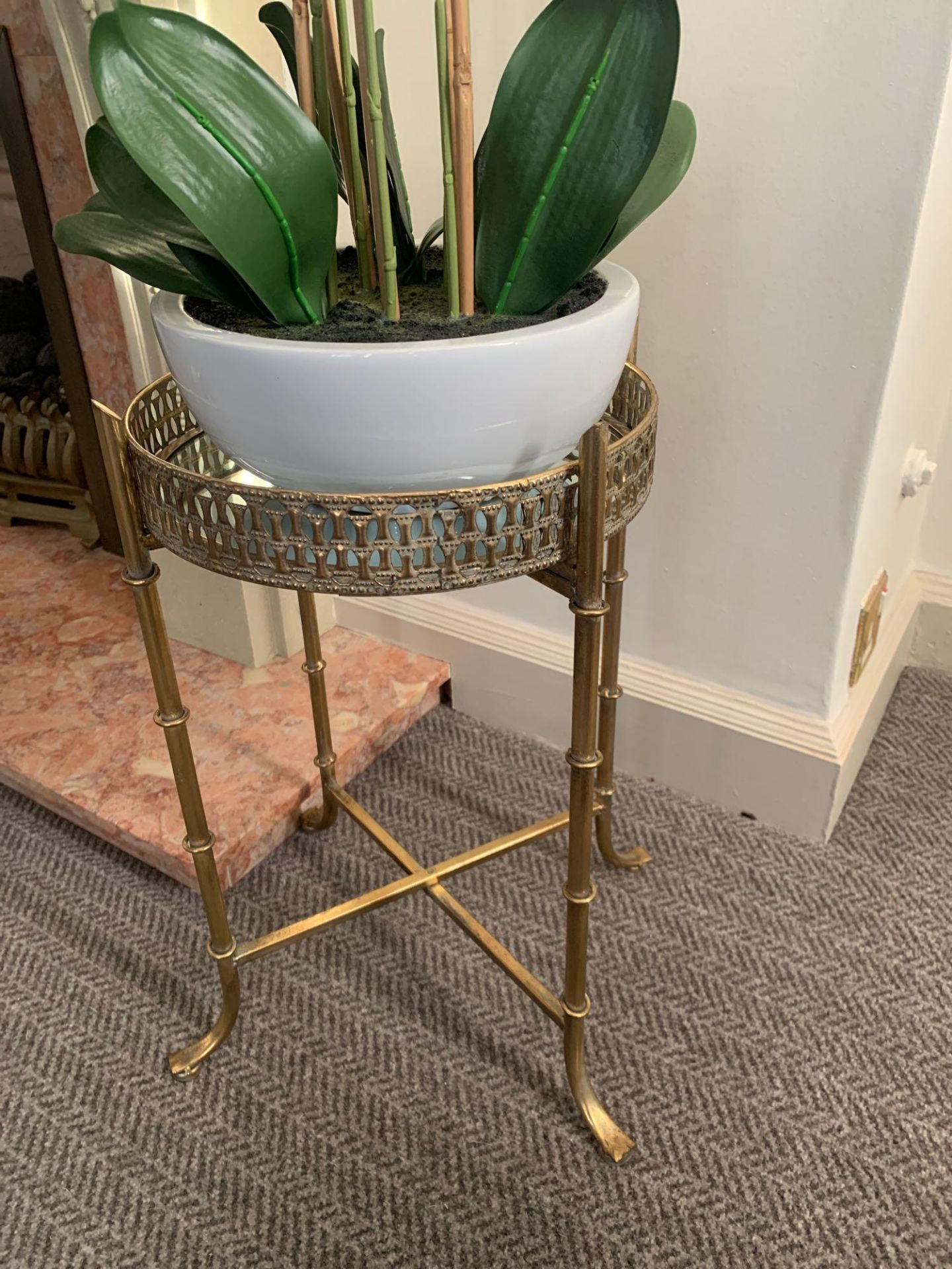 A mirrored top antique brass brass jardinere stand with planter and artificial plant R149 ( East - Bild 2 aus 3