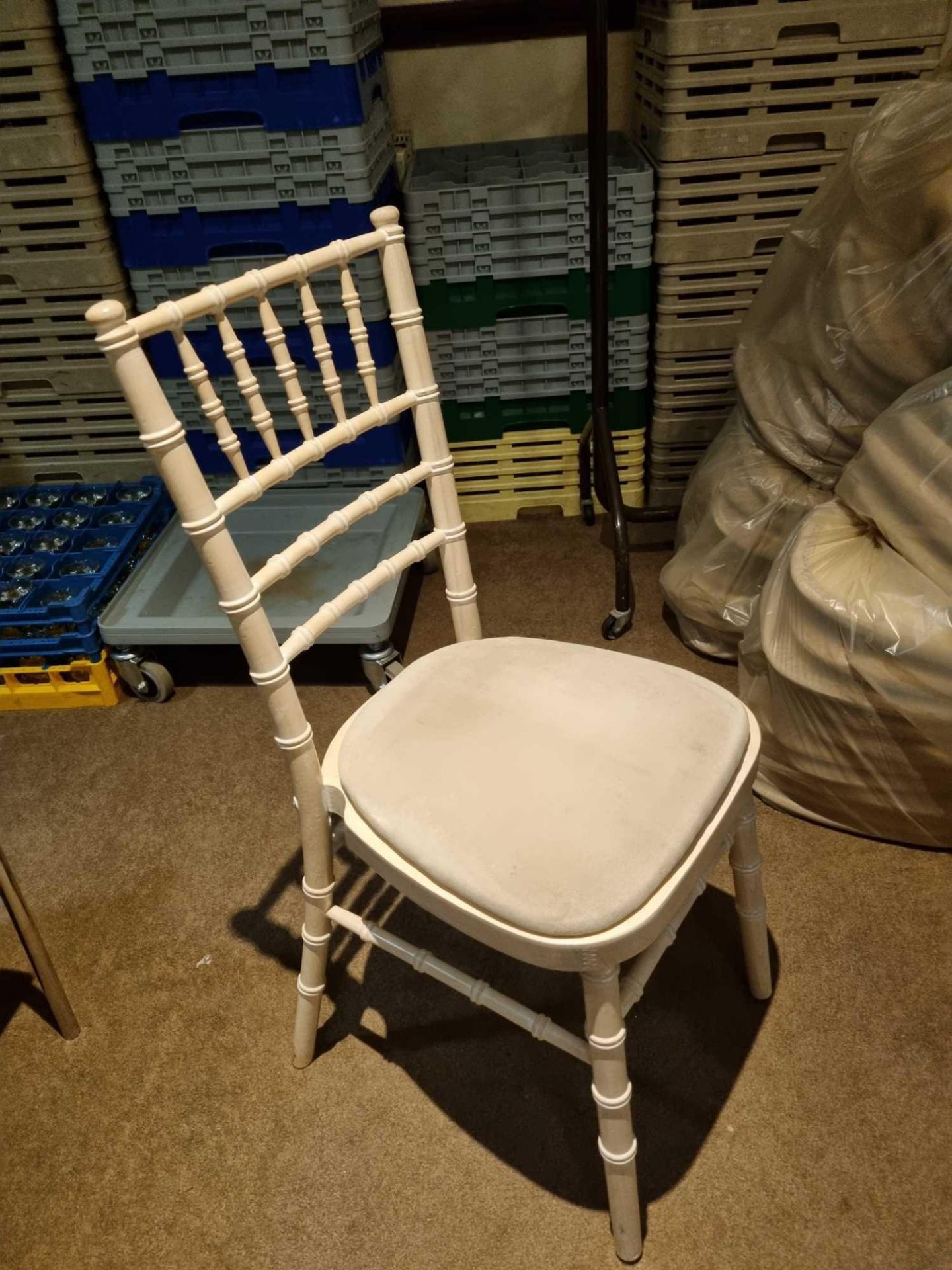 146 x Chiavari Stacking Chair Limewash (BQ/25L) with removable cream seat pad 39 x41 x 90cm ( - Bild 2 aus 2