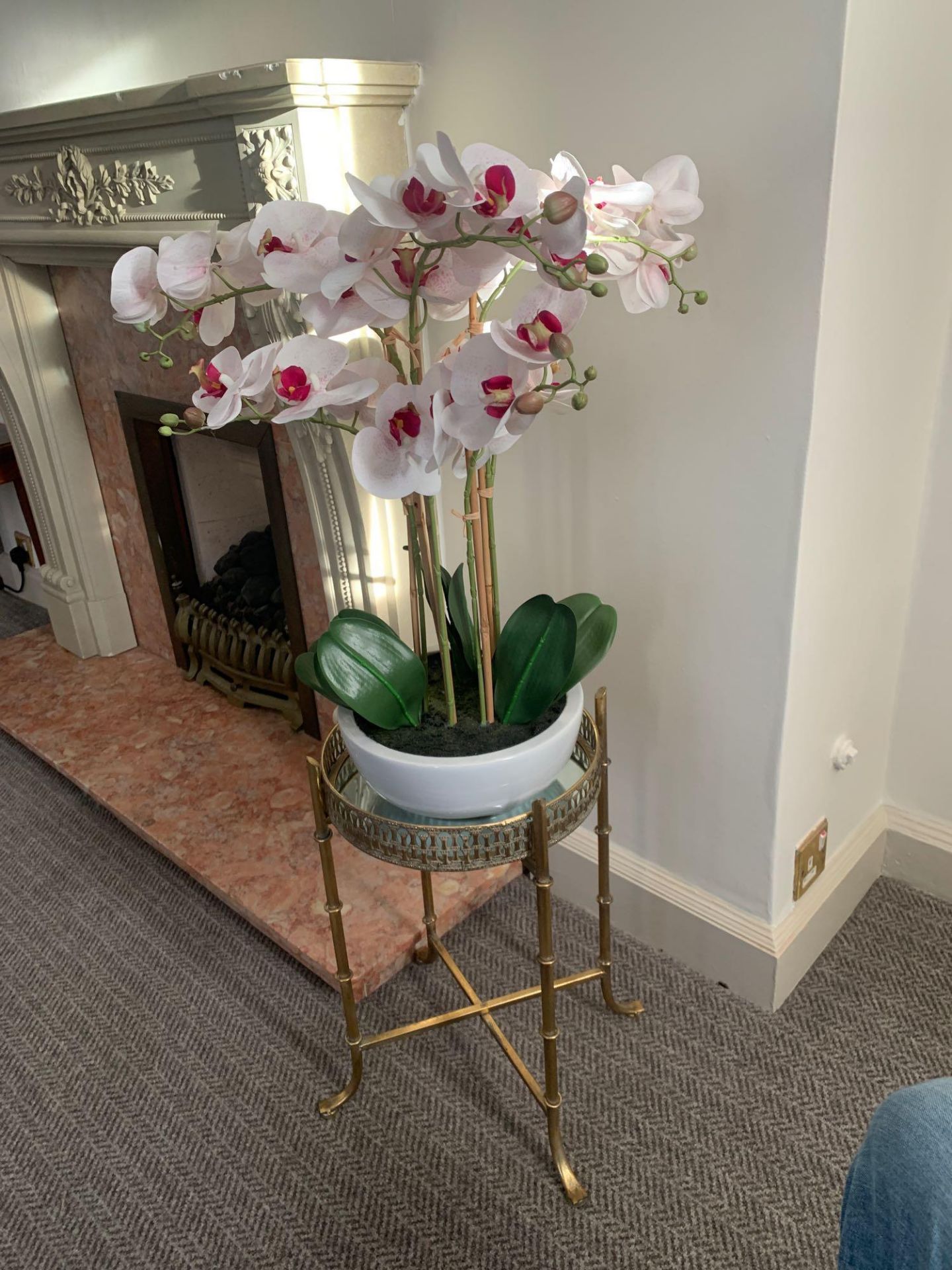 A mirrored top antique brass brass jardinere stand with planter and artificial plant R149 ( East