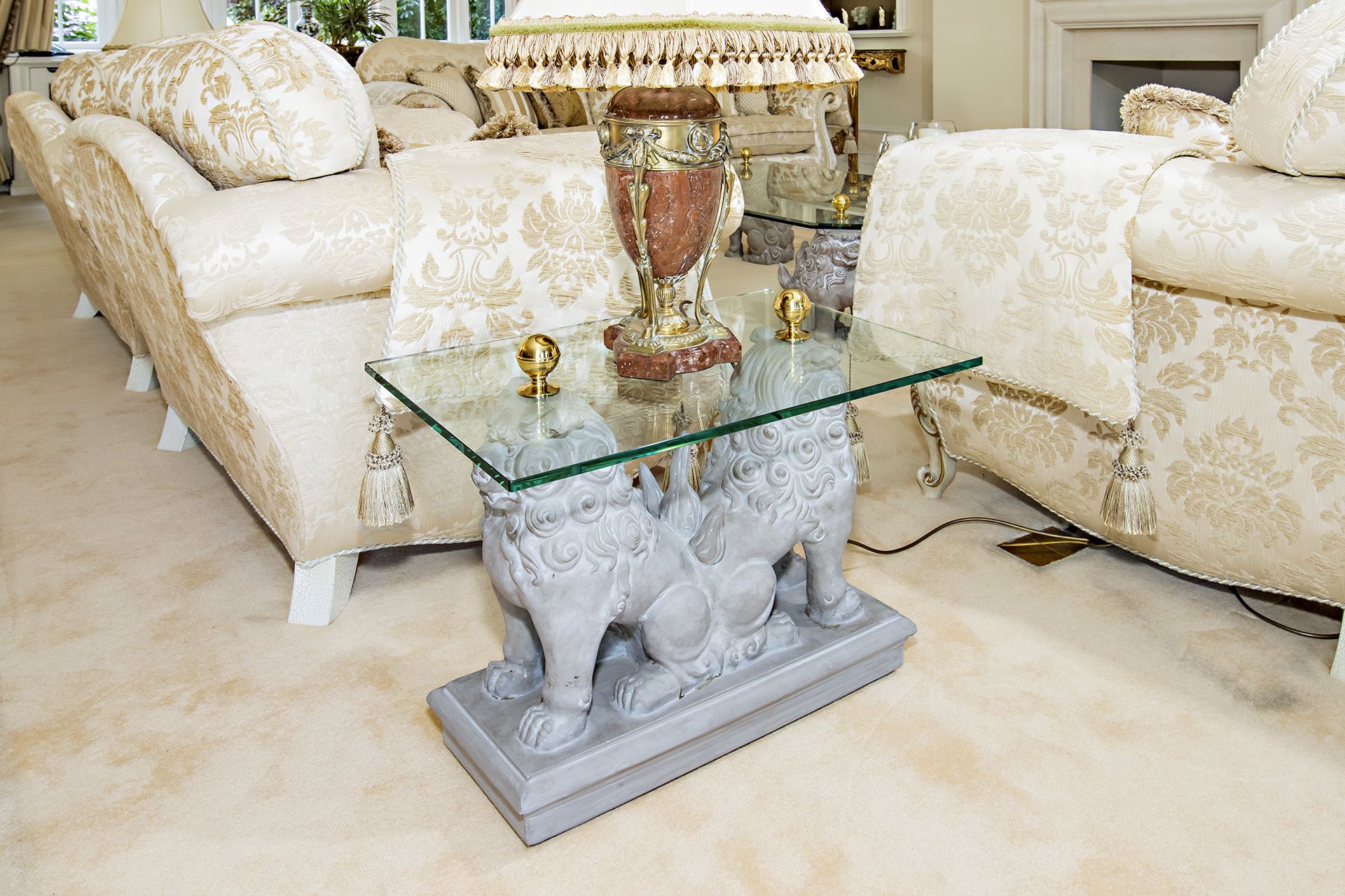 A pair of glass top side tables supported by a pair of guardian lion foo Dog pedestal with brass - Bild 6 aus 6
