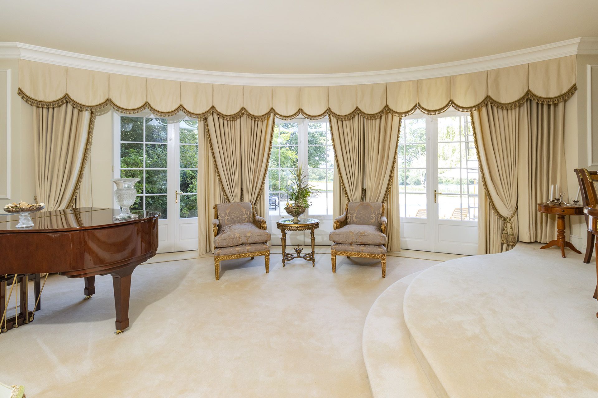 Silk cream drapes with pelmet and swags spans an area of 5m french door and windows - Image 5 of 9