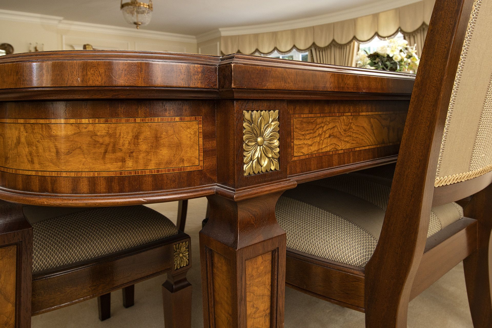 Charles Barr Fine Furniture Regal burr mahogany inlaid breakfront five door bow end sideboard with - Bild 4 aus 4