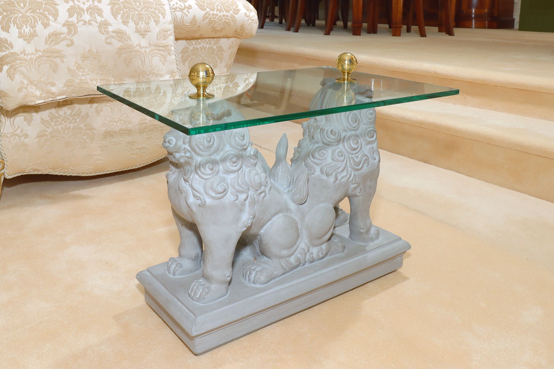 A pair of glass top side tables supported by a pair of guardian lion foo Dog pedestal with brass - Bild 5 aus 6