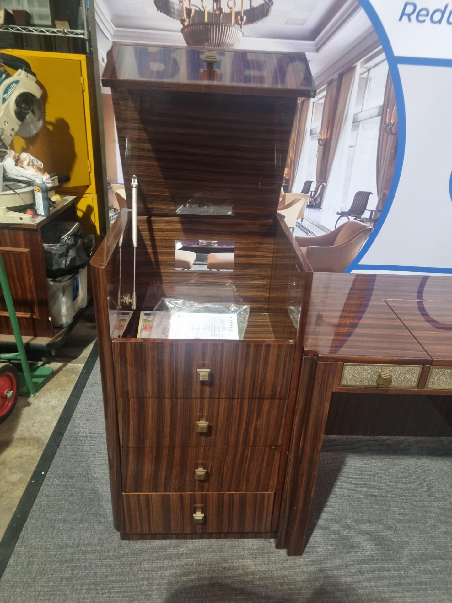 Burr mahogany reception counter with brass trim black marble shaped topand marble plinth skirt - Bild 14 aus 18