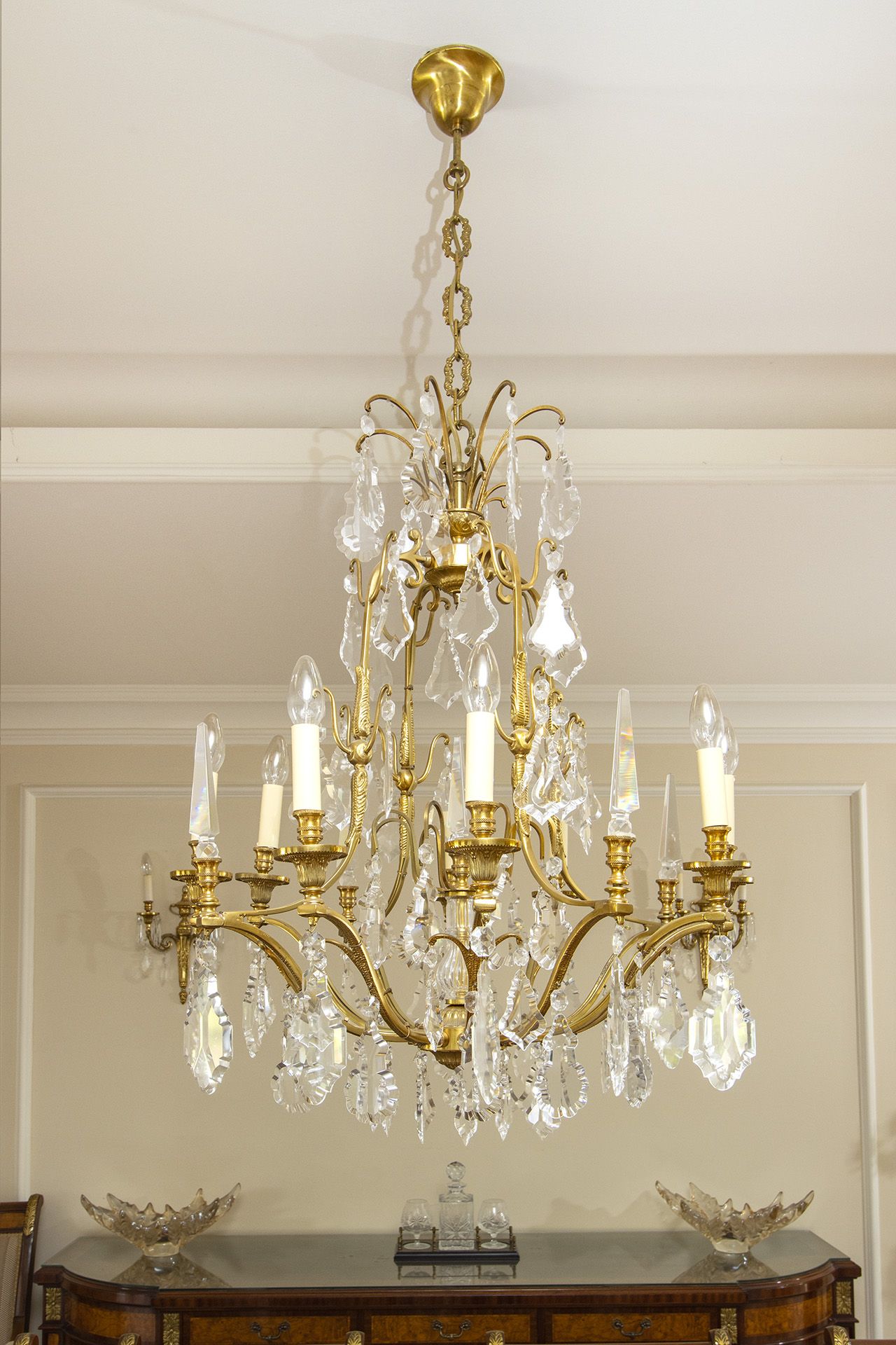 Christopher Hyde Carlton Chandelier A stunning chandelier solid brass frame finished in antique - Bild 4 aus 6