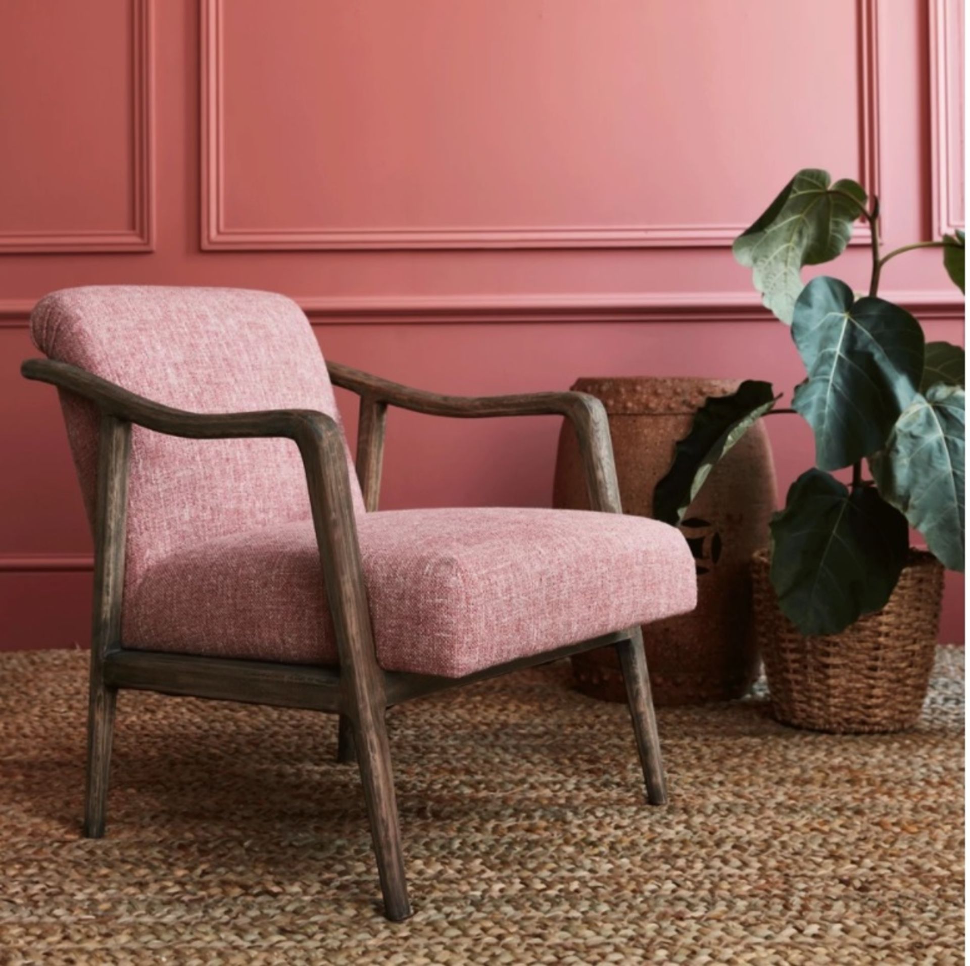 Alton chair-Linwood rose Linen The Alton chair is a classic and sophisticated weathered wood and