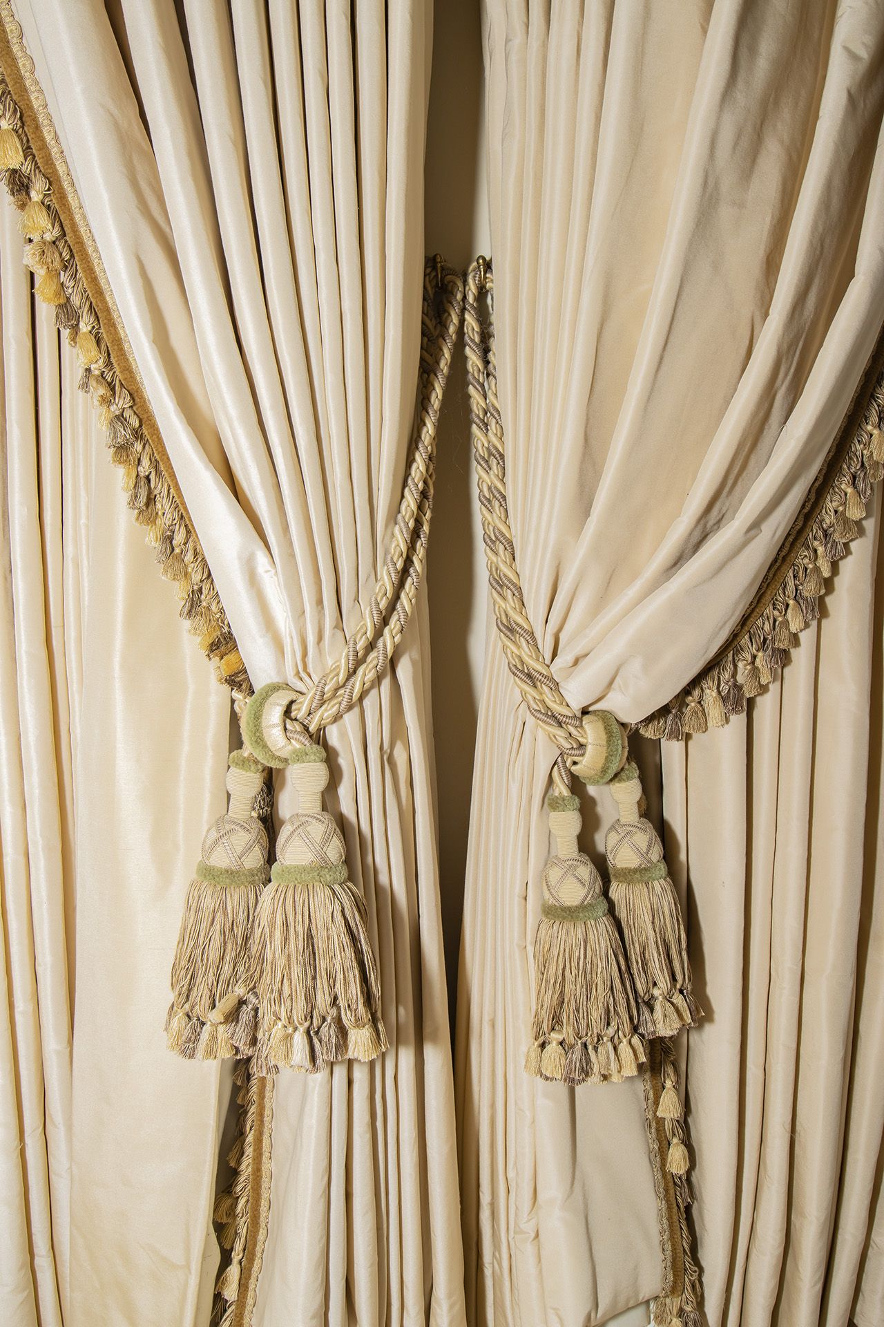 Silk cream drapes with pelmet and swags spans an area of 5m french door and windows - Image 7 of 9