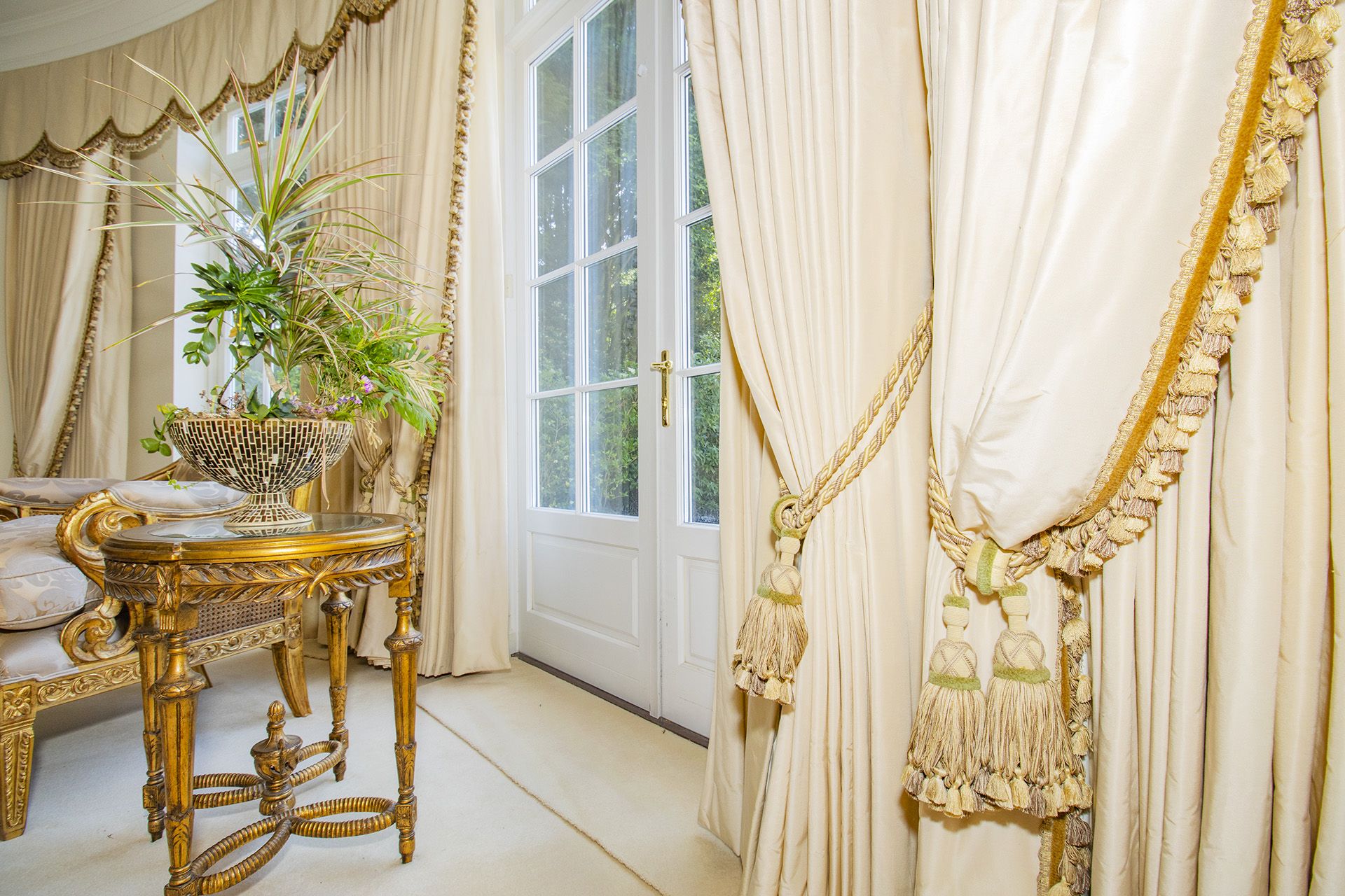 Silk cream drapes with pelmet and swags spans an area of 5m french door and windows - Image 9 of 9