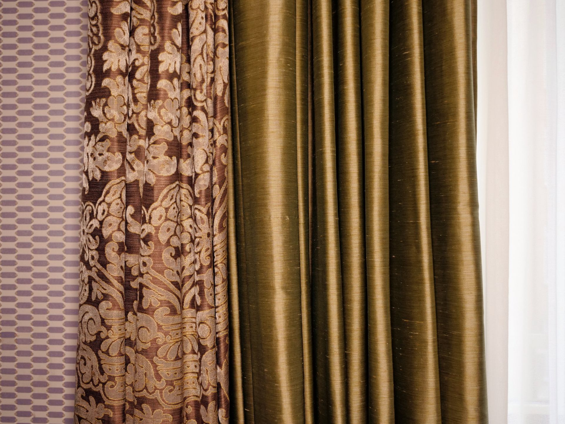 A pair of Silk Custom Hand Woven Silk Drapery and jabots fully lined green with Buckram curtain - Bild 3 aus 3