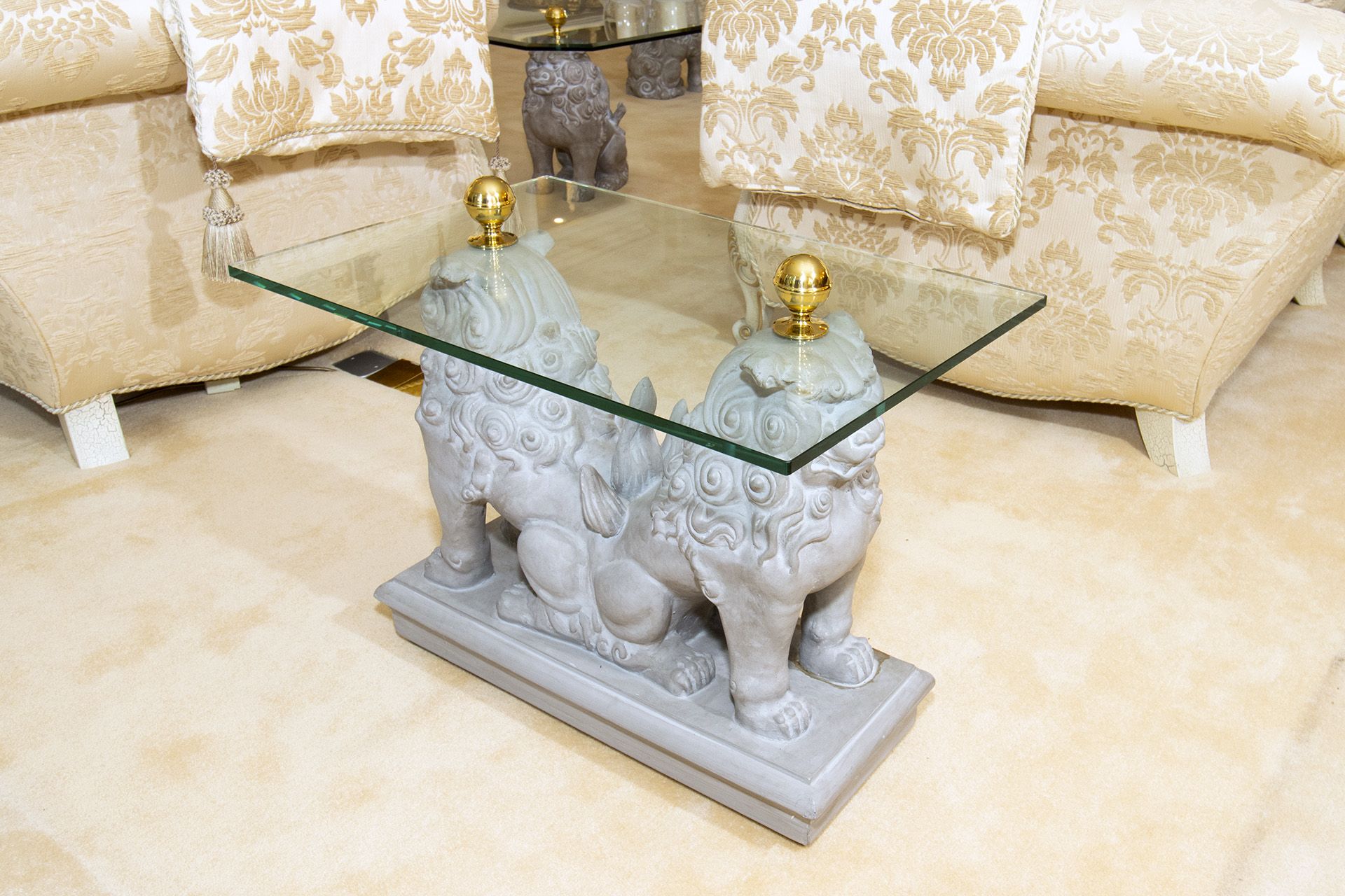 A pair of glass top side tables supported by a pair of guardian lion foo Dog pedestal with brass - Bild 3 aus 6