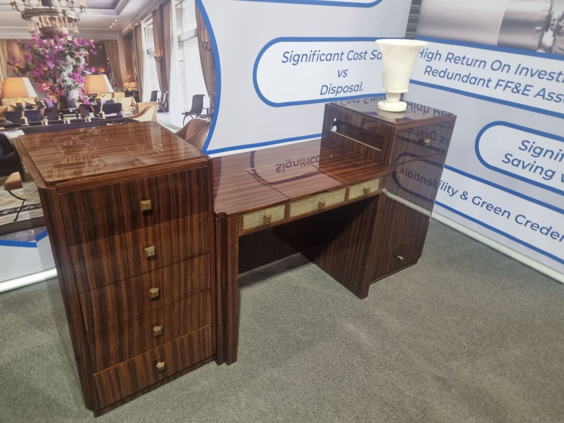 Burr mahogany reception counter with brass trim black marble shaped topand marble plinth skirt - Bild 12 aus 18