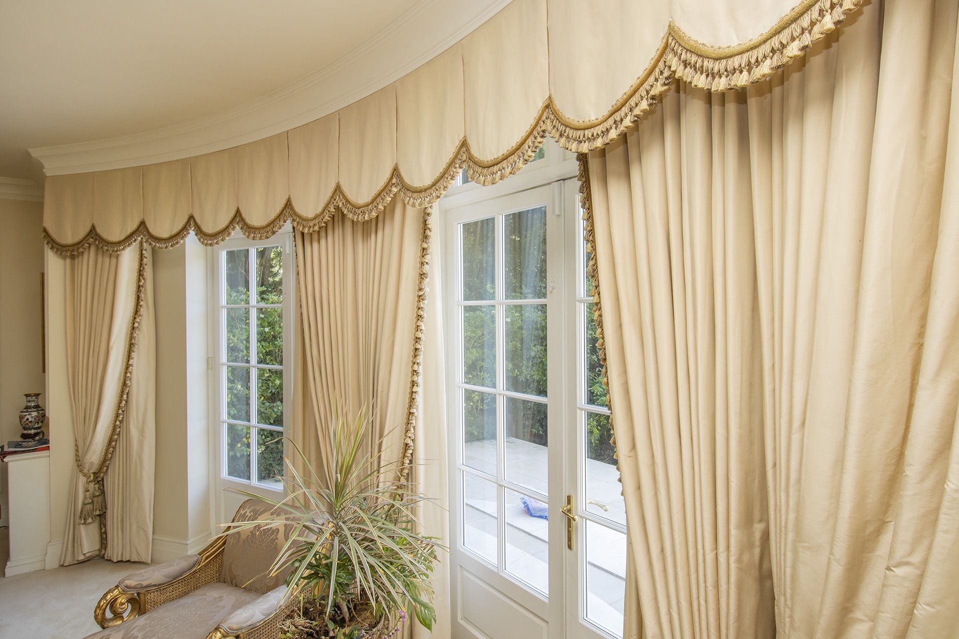 Silk cream drapes with pelmet and swags spans an area of 5m french door and windows - Image 6 of 9