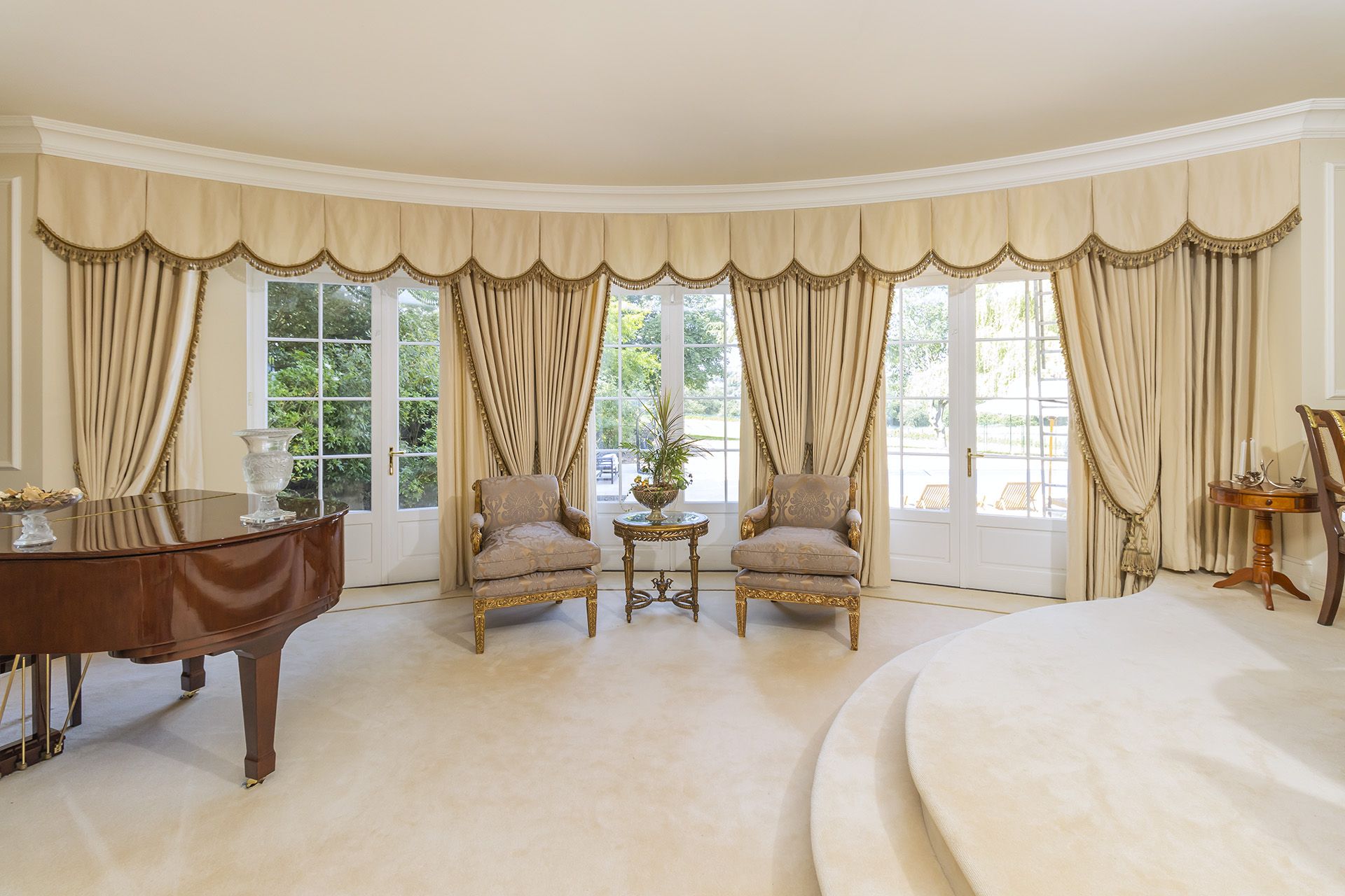 Silk cream drapes with pelmet and swags spans an area of 5m french door and windows - Image 4 of 9