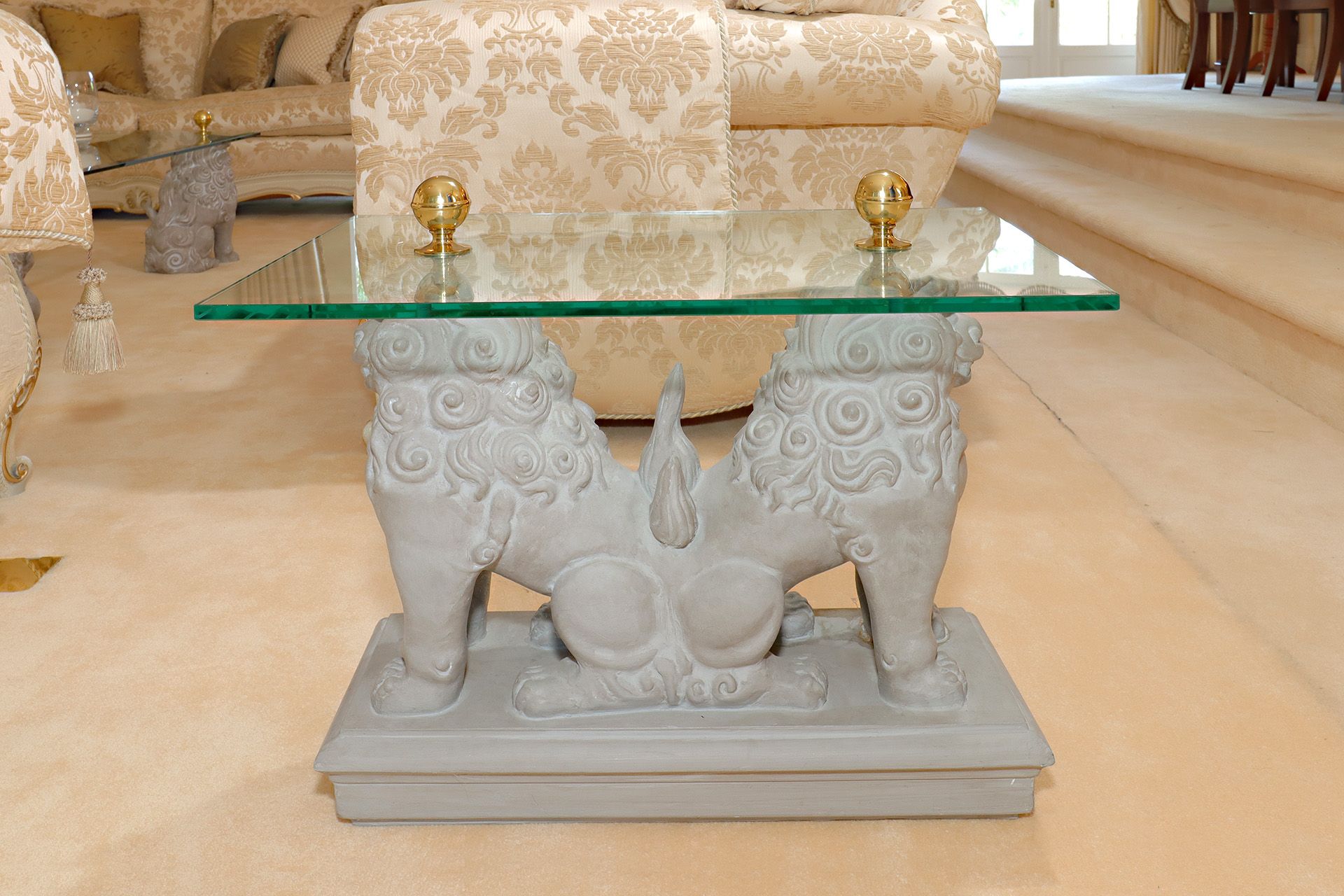 A pair of glass top side tables supported by a pair of guardian lion foo Dog pedestal with brass - Bild 4 aus 6