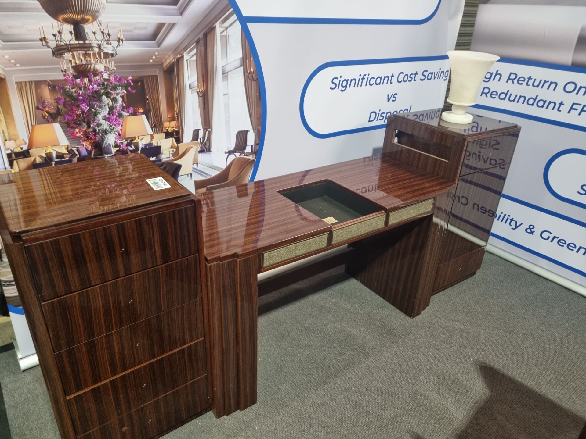 Burr mahogany reception counter with brass trim black marble shaped topand marble plinth skirt - Bild 2 aus 18