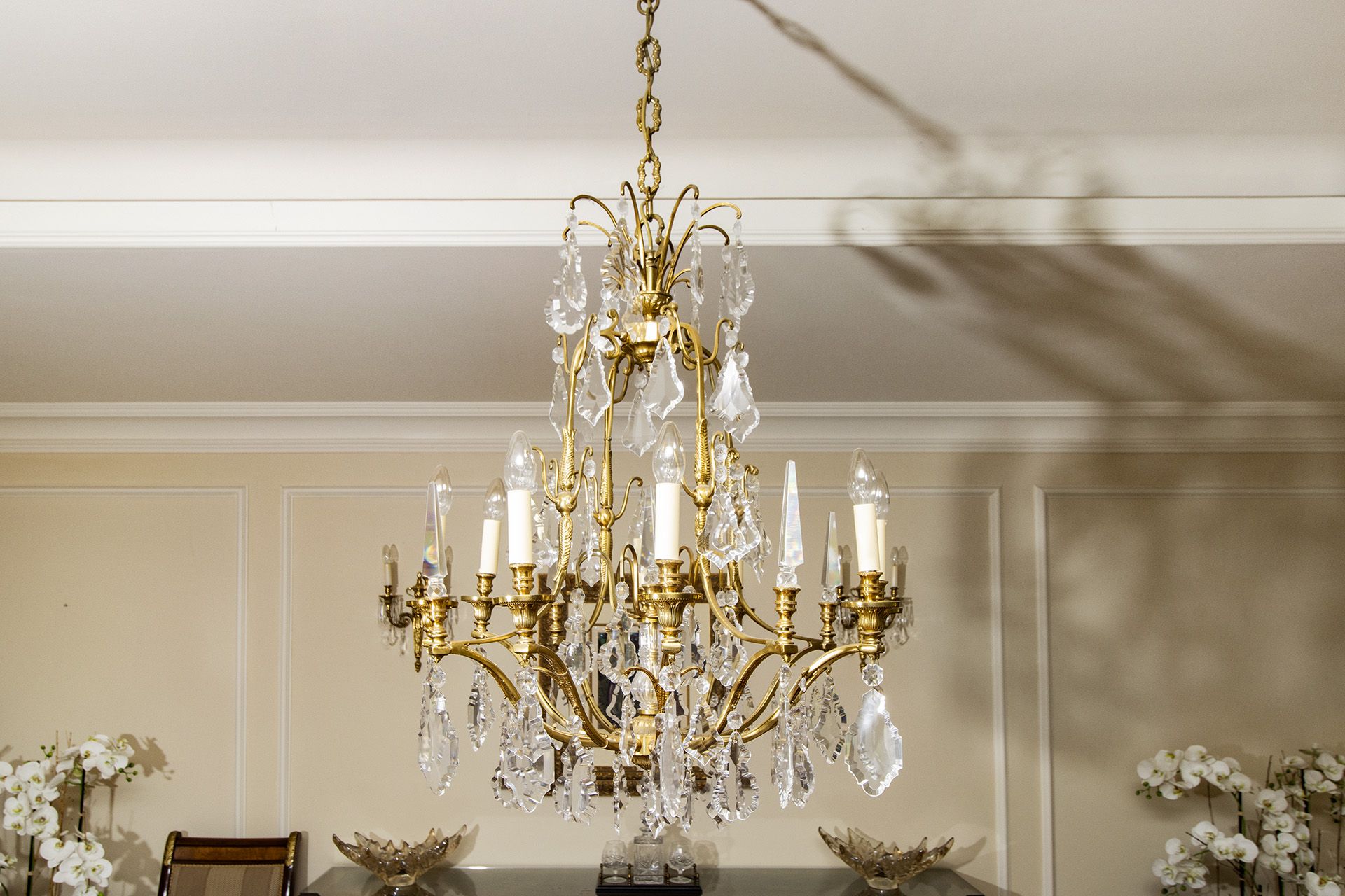 Christopher Hyde Carlton Chandelier A stunning chandelier solid brass frame finished in antique - Bild 3 aus 6
