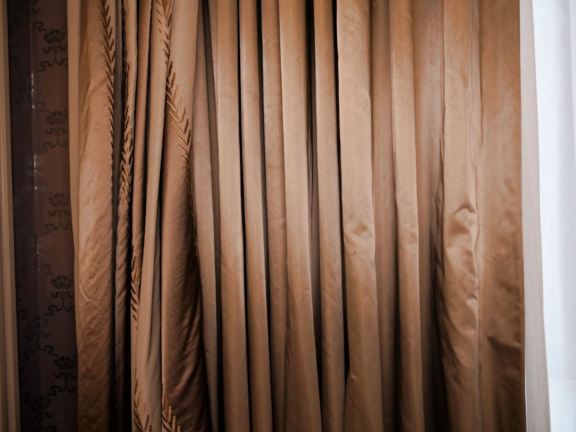A pair of Silk Custom Hand Woven Silk Drapery and jabots fully lined gold with Buckram curtain - Bild 3 aus 3