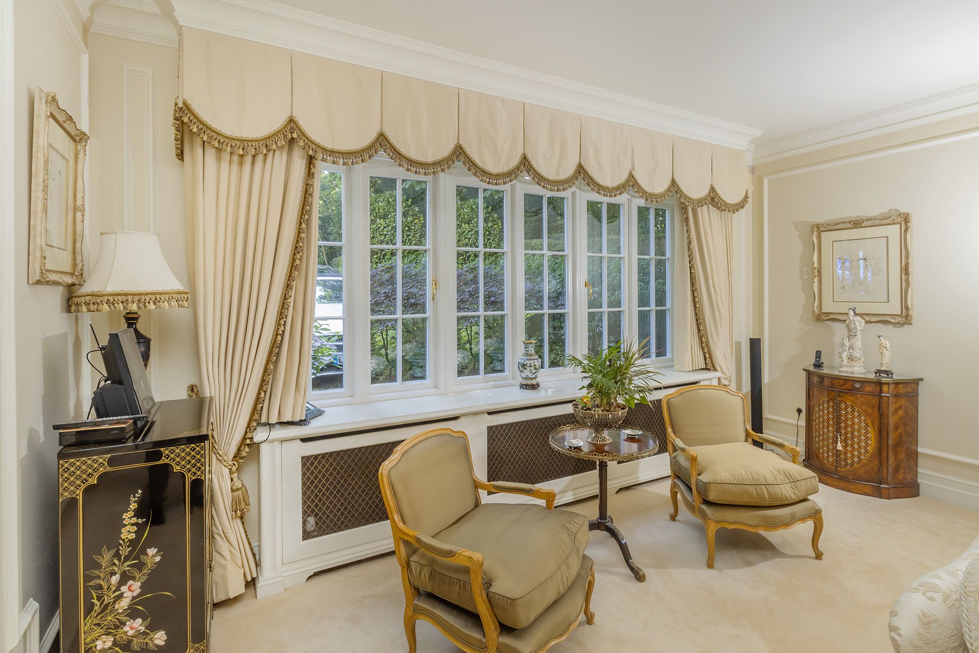 Silk cream drapes with pelmet and swags spans an area of 5m french door and windows - Image 2 of 9