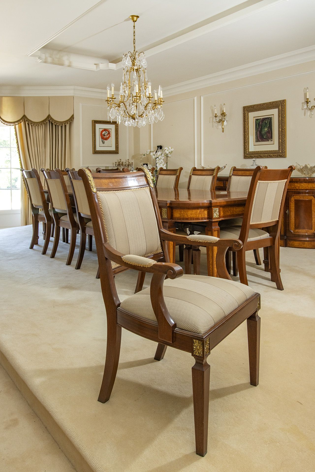 Charles Barr Fine Furniture Regal burr mahogany inlaid dining table complete with 10 x dining chairs - Image 2 of 3