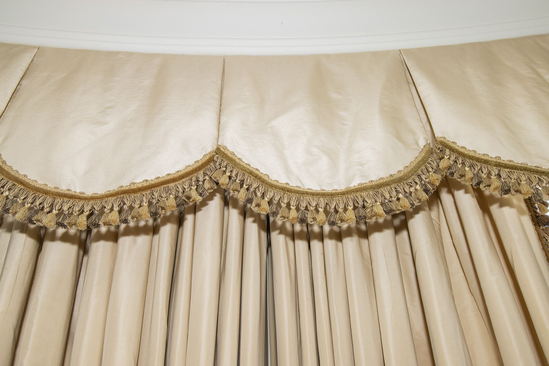 Silk cream drapes with pelmet and swags spans an area of 5m french door and windows - Image 8 of 9