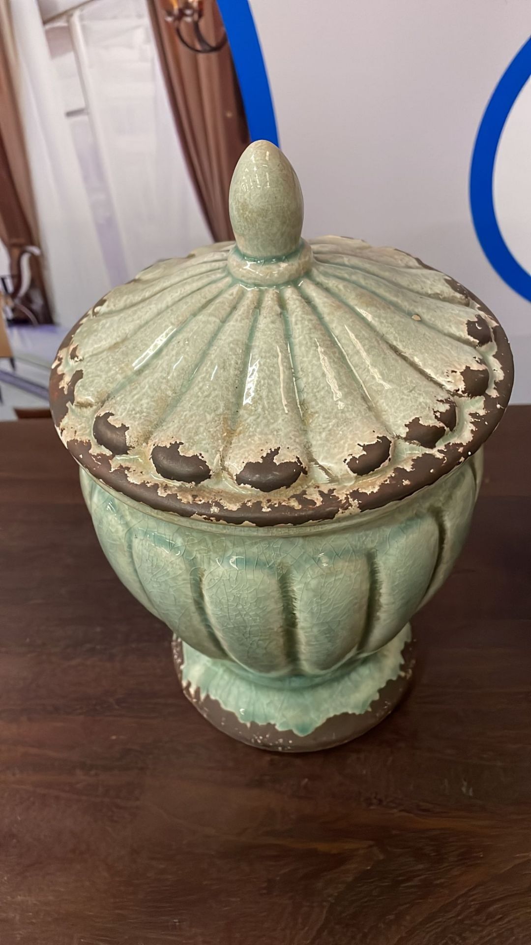 2 x Glazed Ceramic Urns with lid . Beautiful pair of Urns featuring a ridged pattern with a - Bild 2 aus 2