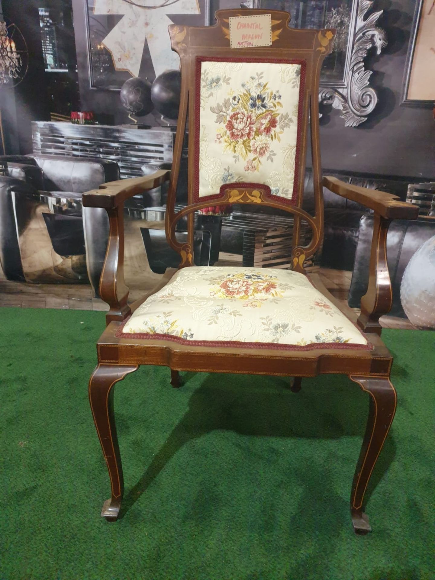 A mahogany and marquetry armchair.The flower and leaf-inlaid shaped toprail above an oblong padded - Bild 3 aus 5
