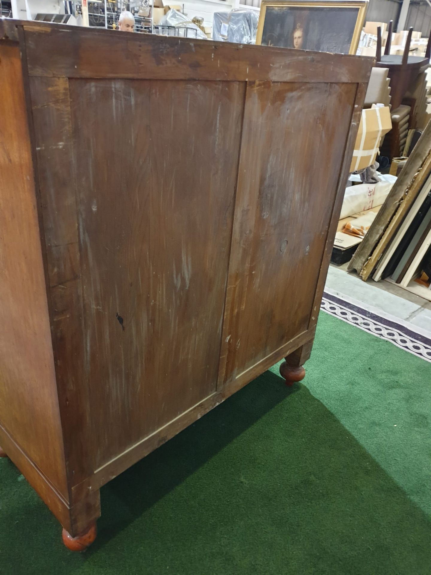 A Victorian mahogany chest. The oblong top above a flush frieze and a panelled hat drawer flanked by - Image 6 of 6