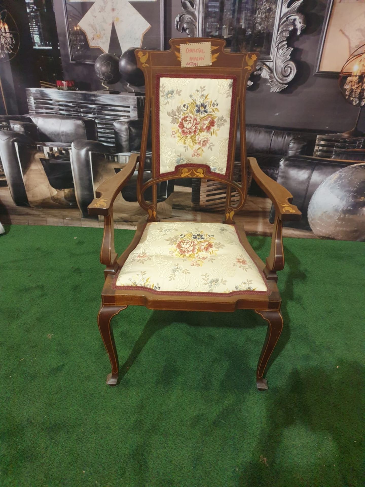 A mahogany and marquetry armchair.The flower and leaf-inlaid shaped toprail above an oblong padded - Bild 2 aus 5