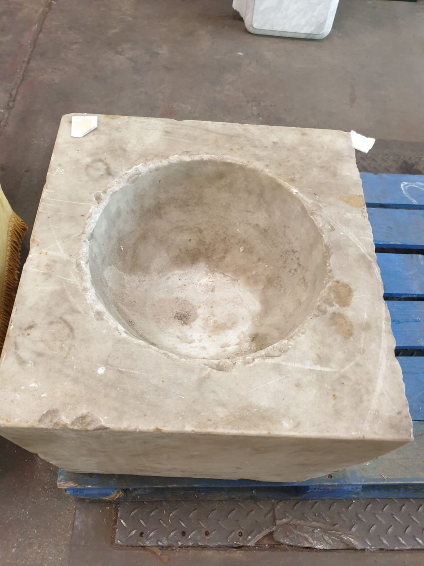 A marble square font with bowl scooped out 46 x 44 x 39cm - Bild 2 aus 3