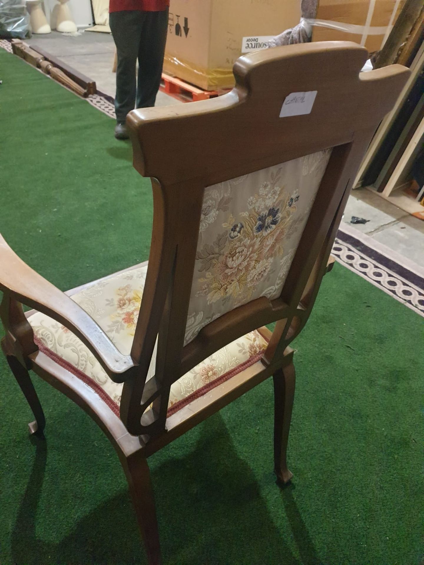 A mahogany and marquetry armchair.The flower and leaf-inlaid shaped toprail above an oblong padded - Bild 5 aus 5