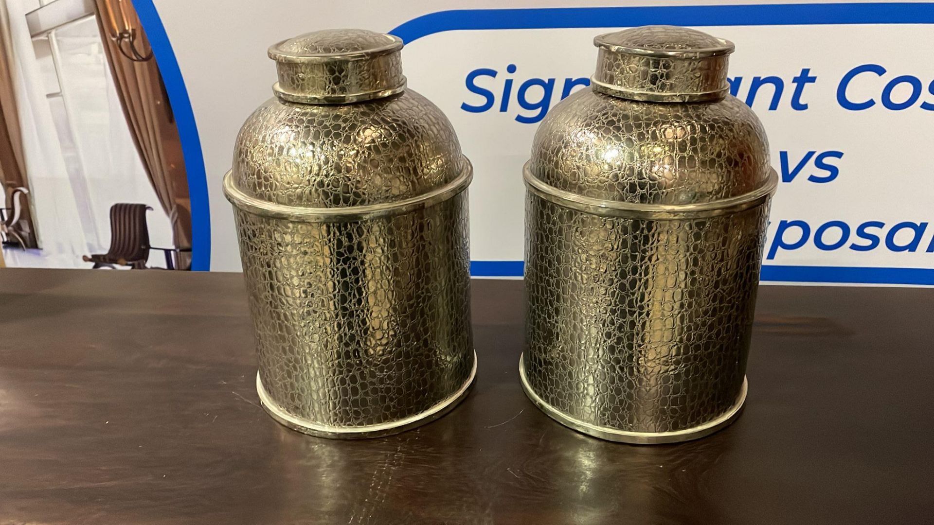 A pair of silver pattered ceramic pots with ids 300 (H) (SR520) - Bild 2 aus 4