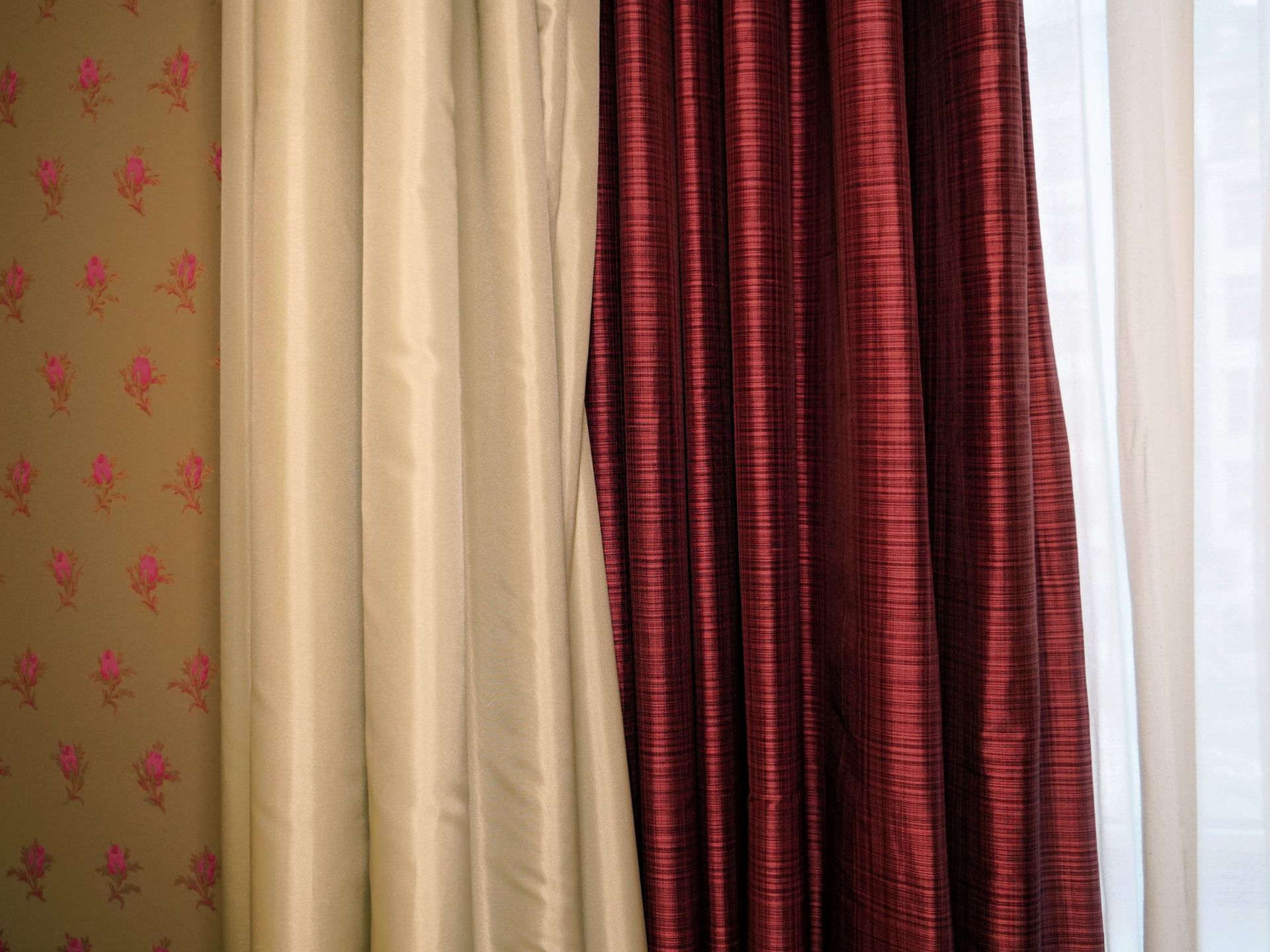 2 x pairs of Silk Custom Hand Woven Silk Drapery and jabots fully lined champagne and burgundy - Bild 3 aus 3