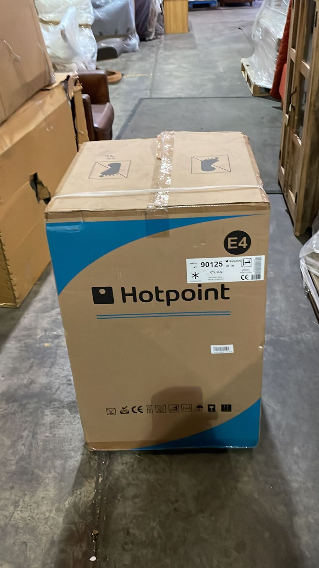 Boxed Unused Hotpoint CTL55K 85x55cm 133L Freestanding Under Counter Fridge – Black 133 Litres of - Bild 2 aus 4