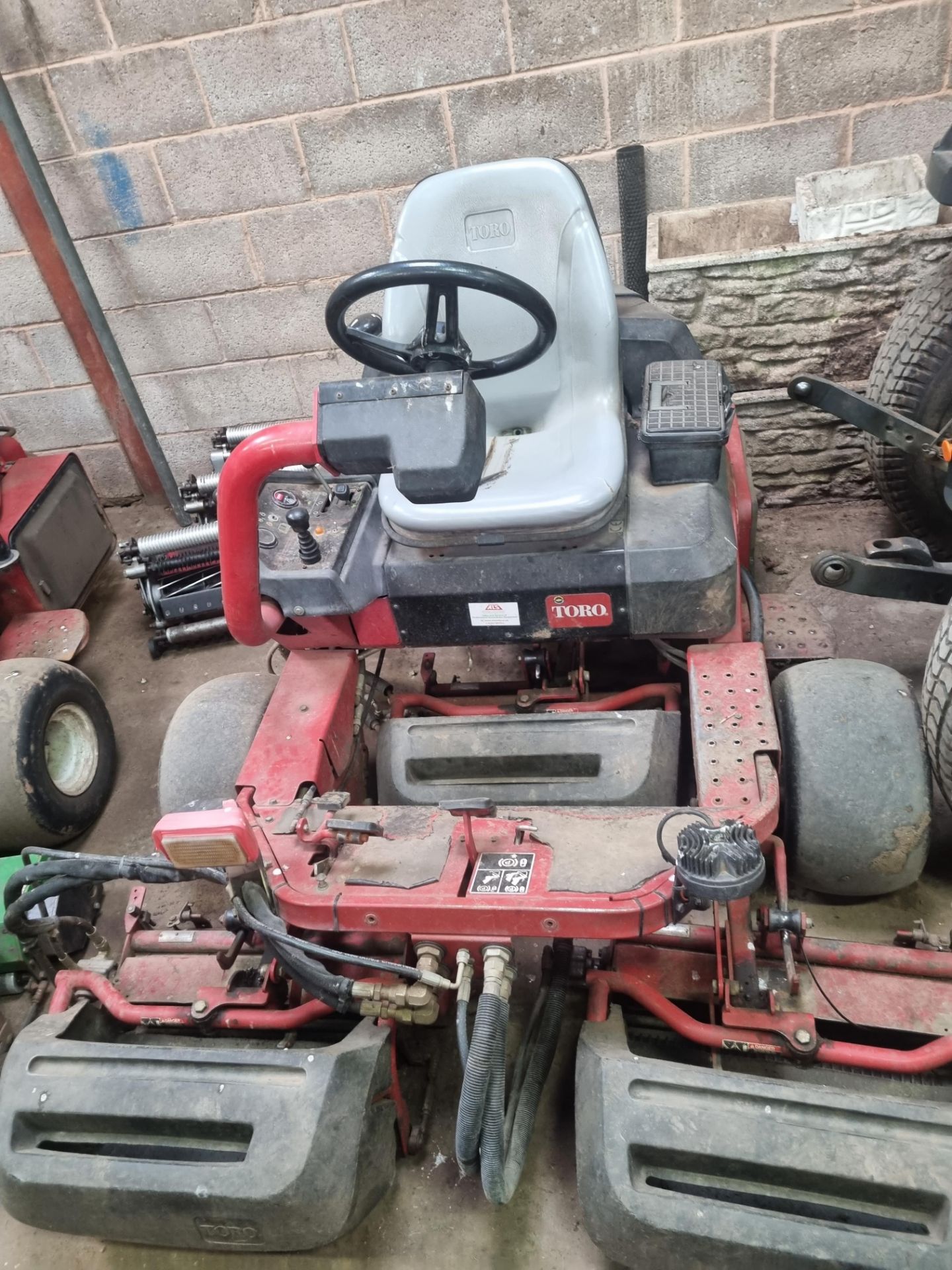 Toro Greensmaster 3250 Mower Features Briggs & Stratton 24.8hp (18.5kW) engine Cutting width of - Image 8 of 10