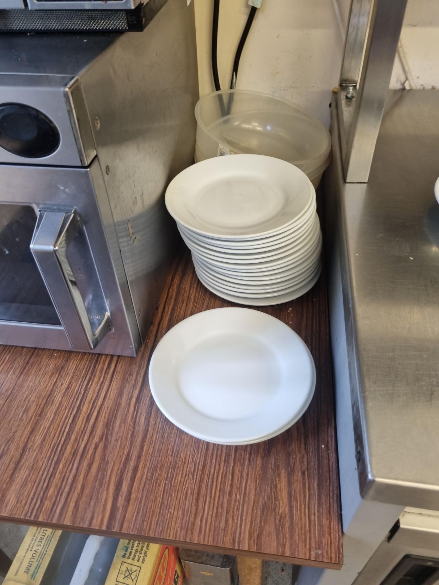 A large selection of white table wear comprising of dinner plates, side plates, bowls etc as found - Bild 3 aus 8