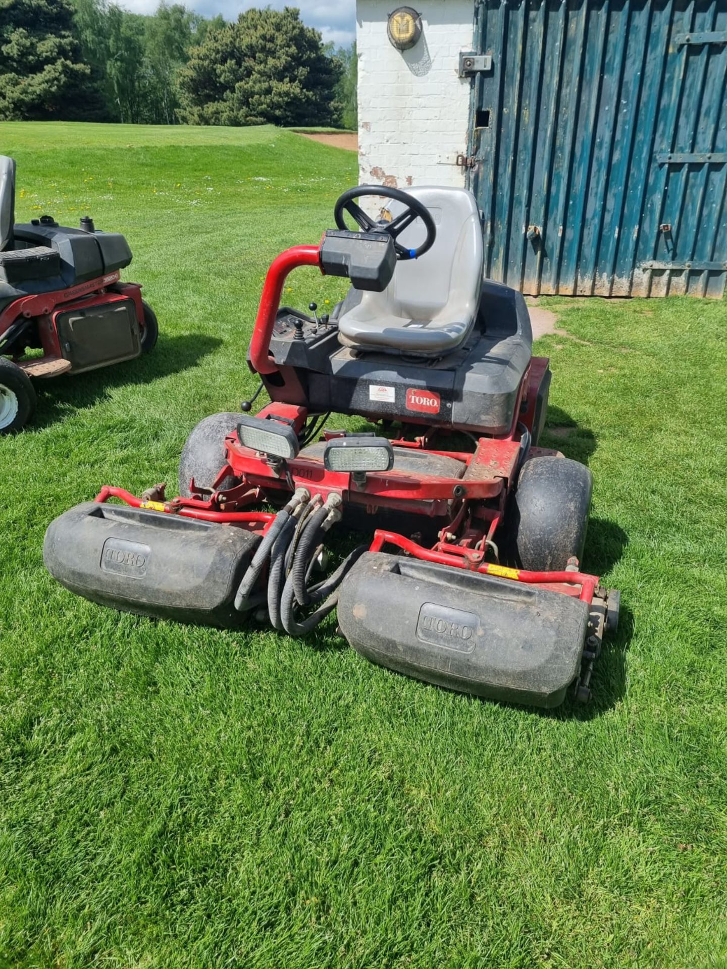 Toro Greensmaster 3250-D Mower YOM 2008 Hours 4121.6 (s/n 3632800001129) Features Briggs &