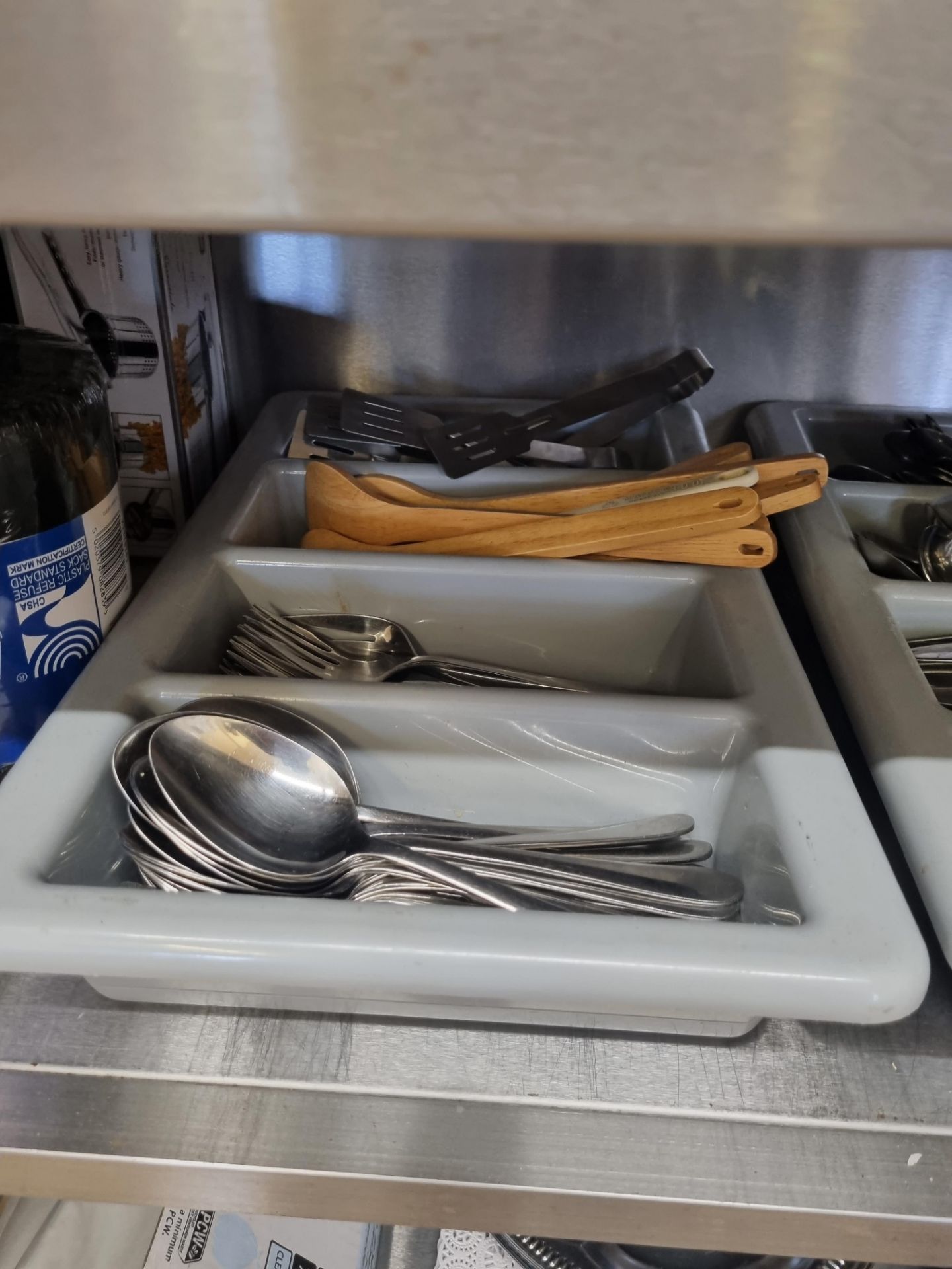 A large quantity of stainless steel cutlery within trays as found - Bild 3 aus 5