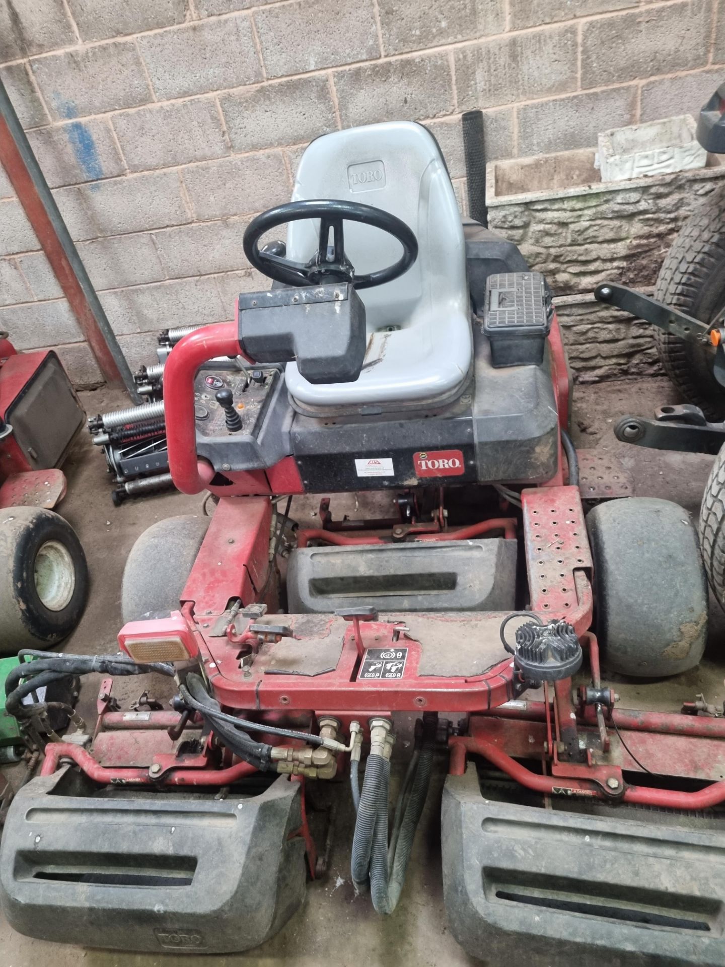 Toro Greensmaster 3250 Mower Features Briggs & Stratton 24.8hp (18.5kW) engine Cutting width of - Bild 7 aus 10