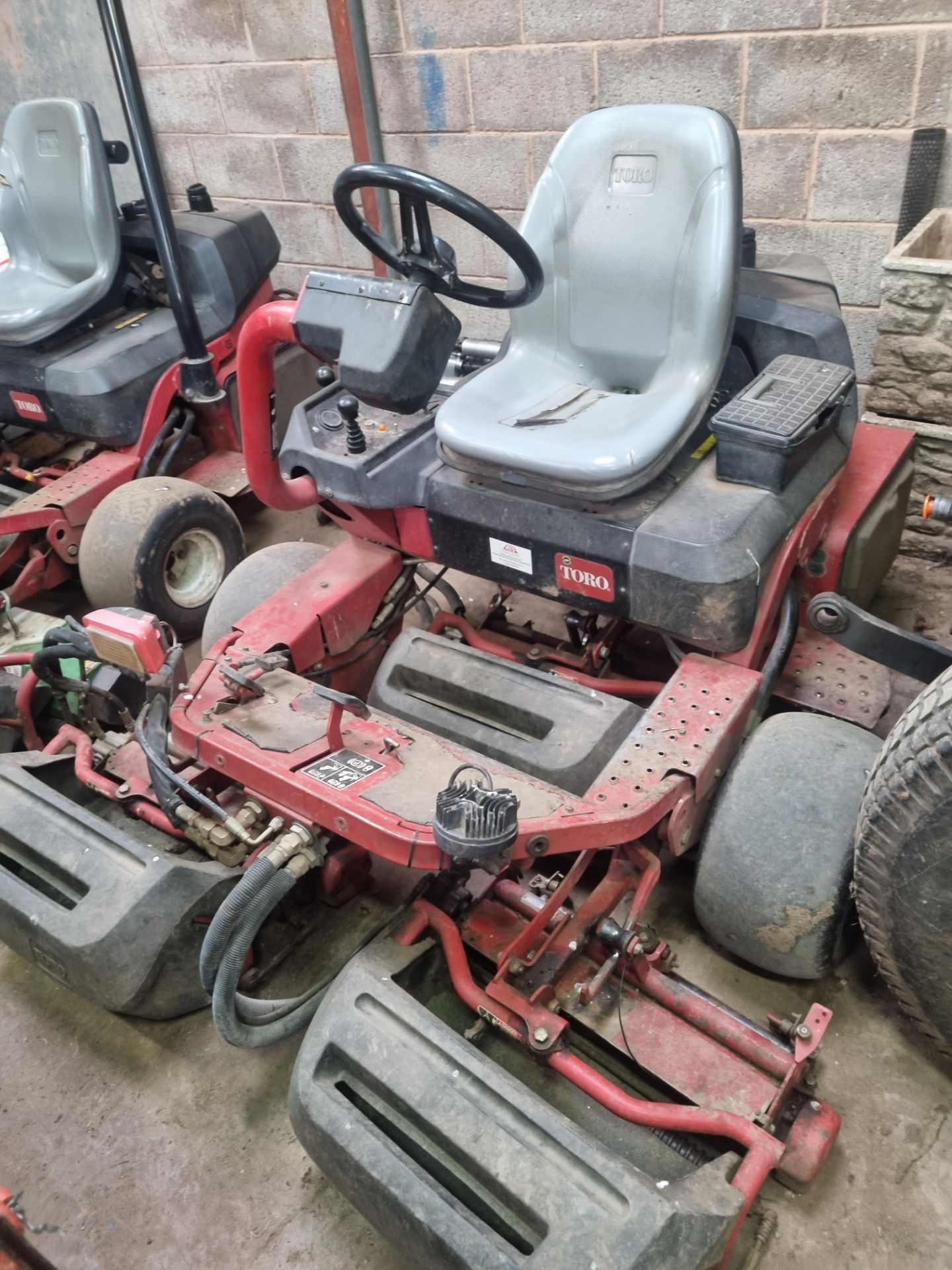Toro Greensmaster 3250 Mower Features Briggs & Stratton 24.8hp (18.5kW) engine Cutting width of - Image 4 of 10
