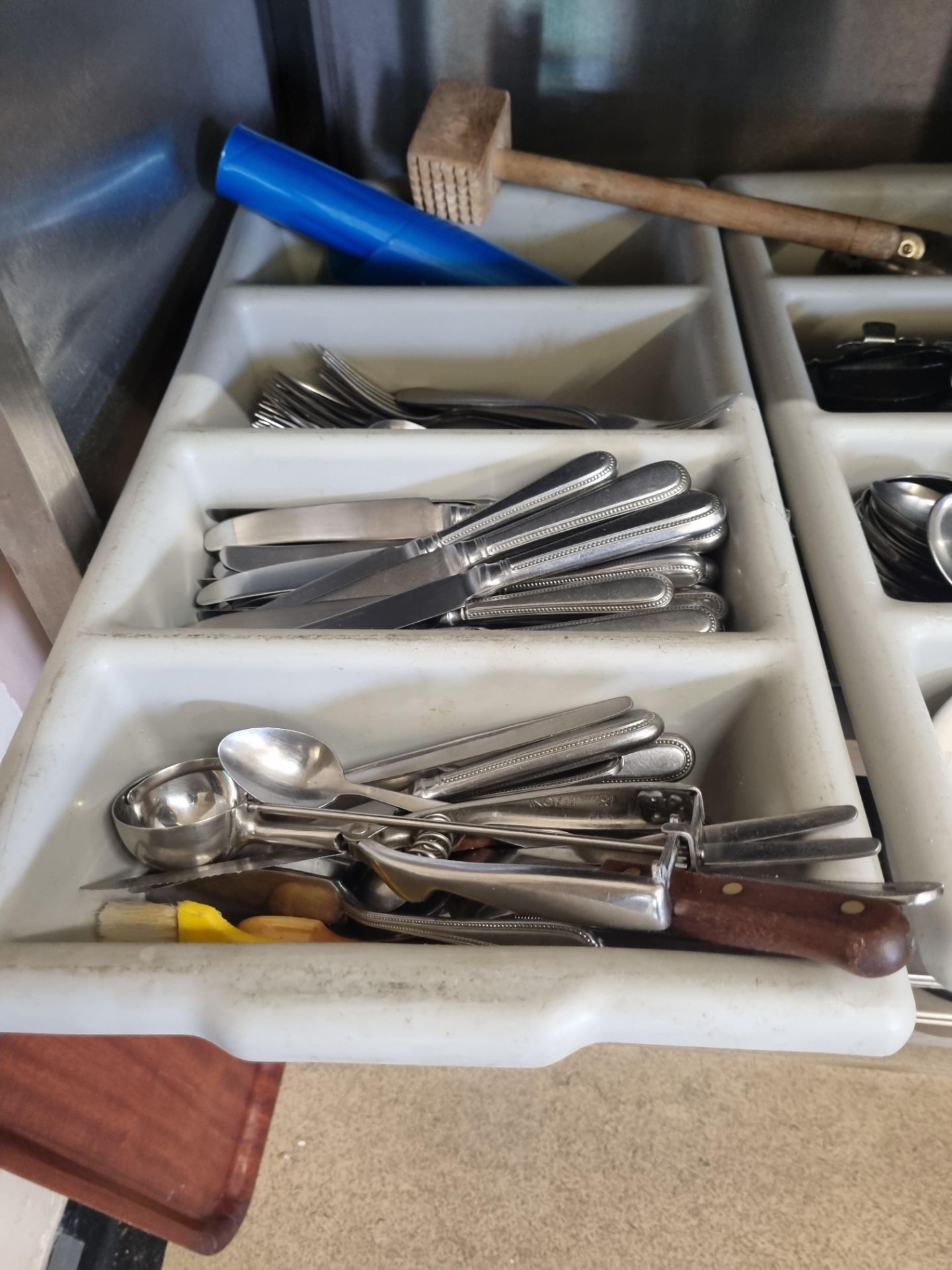 A large quantity of stainless steel cutlery within trays as found - Bild 4 aus 5
