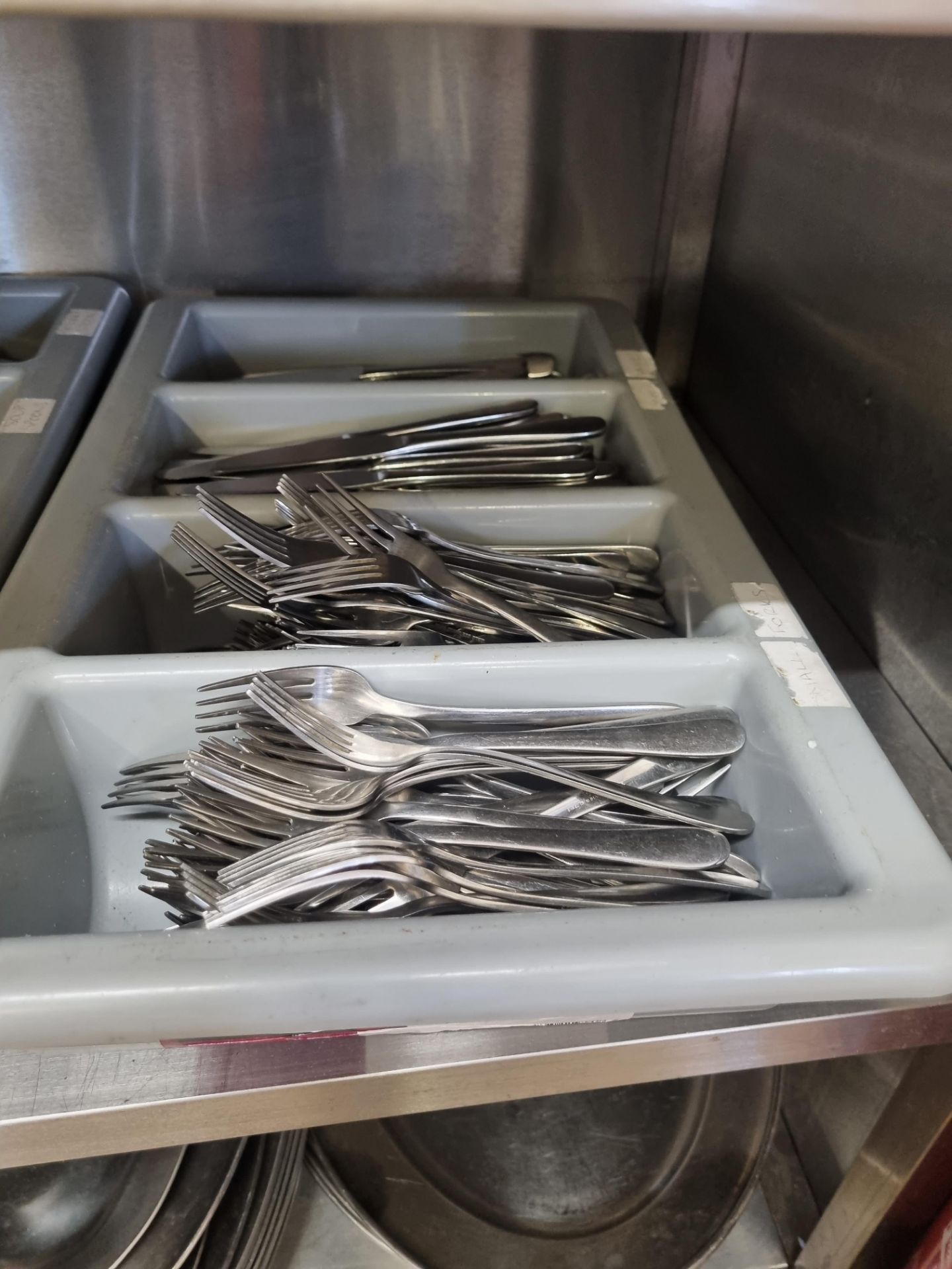 A large quantity of stainless steel cutlery within trays as found - Bild 2 aus 5