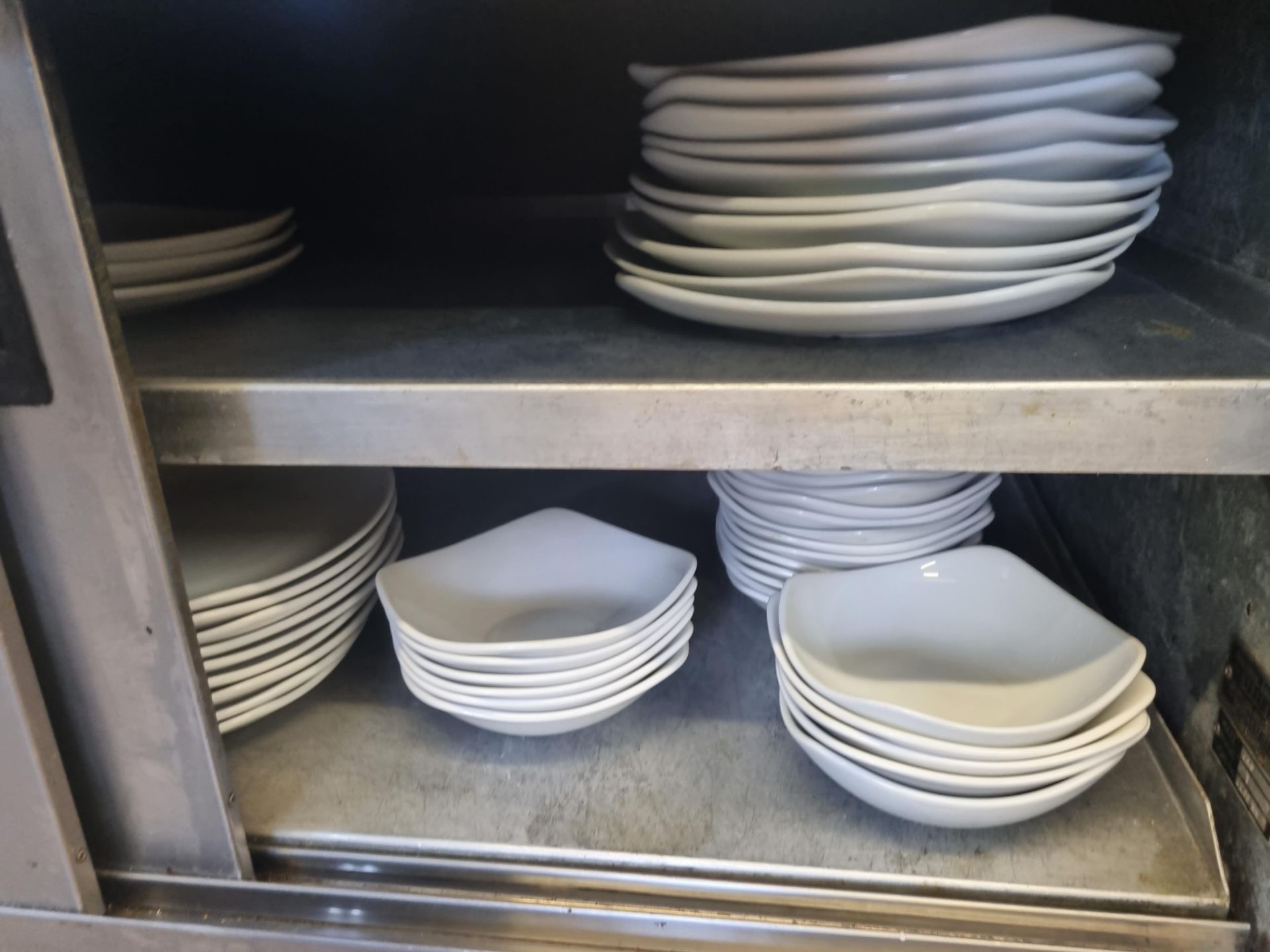 A large selection of white table wear comprising of dinner plates, side plates, bowls etc as found - Bild 4 aus 8