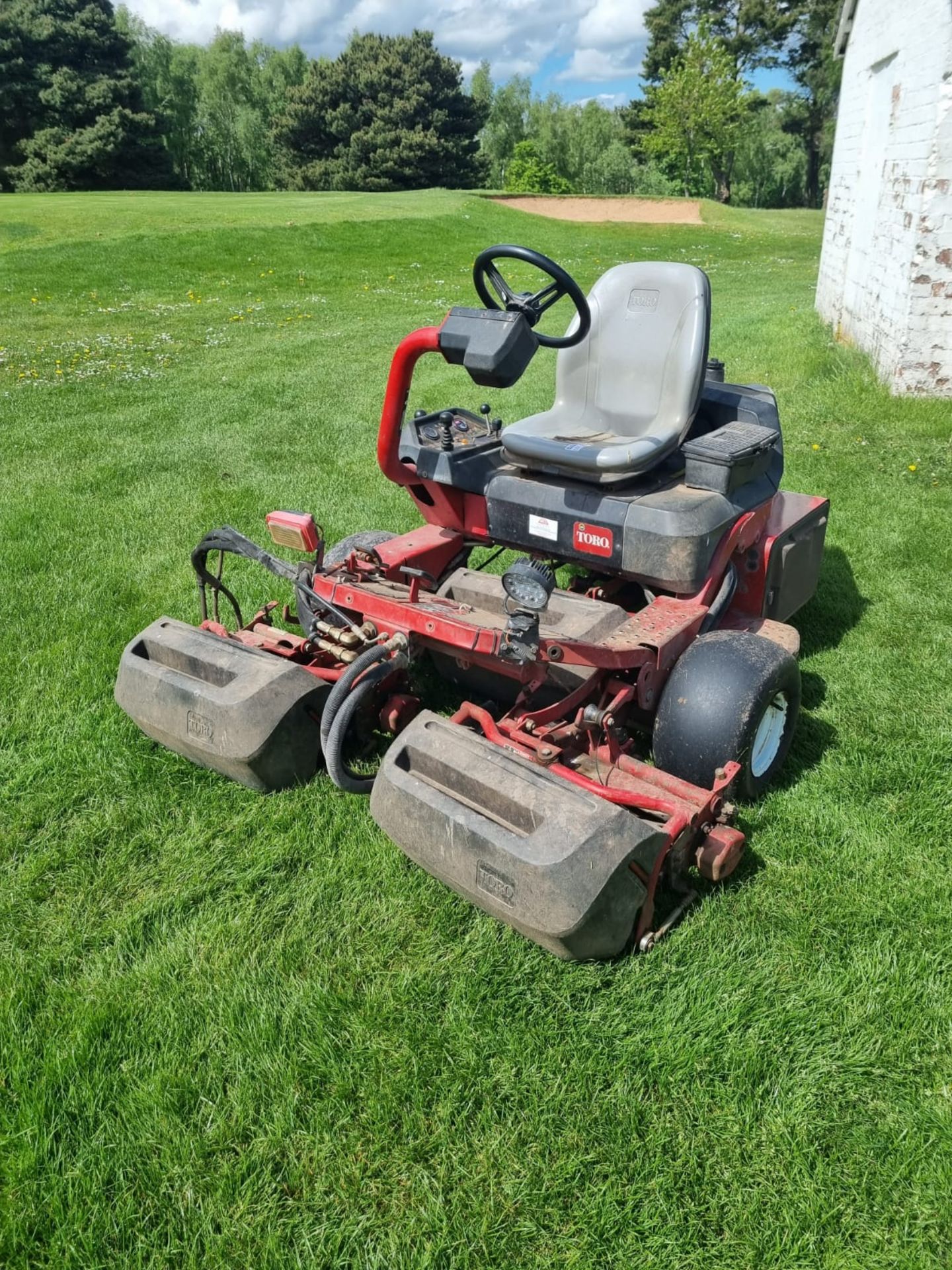 Toro Greensmaster 3250 Mower Features Briggs & Stratton 24.8hp (18.5kW) engine Cutting width of - Image 3 of 10