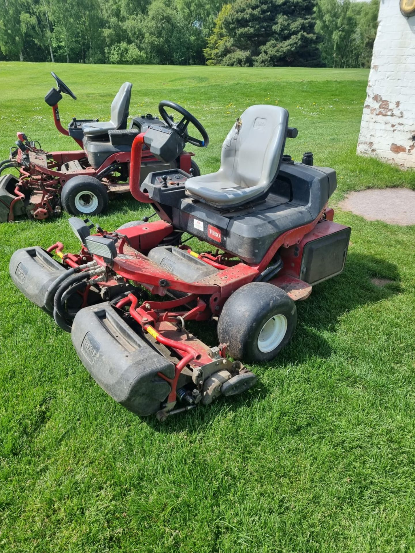 Toro Greensmaster 3250 Mower Features Briggs & Stratton 24.8hp (18.5kW) engine Cutting width of - Image 2 of 10