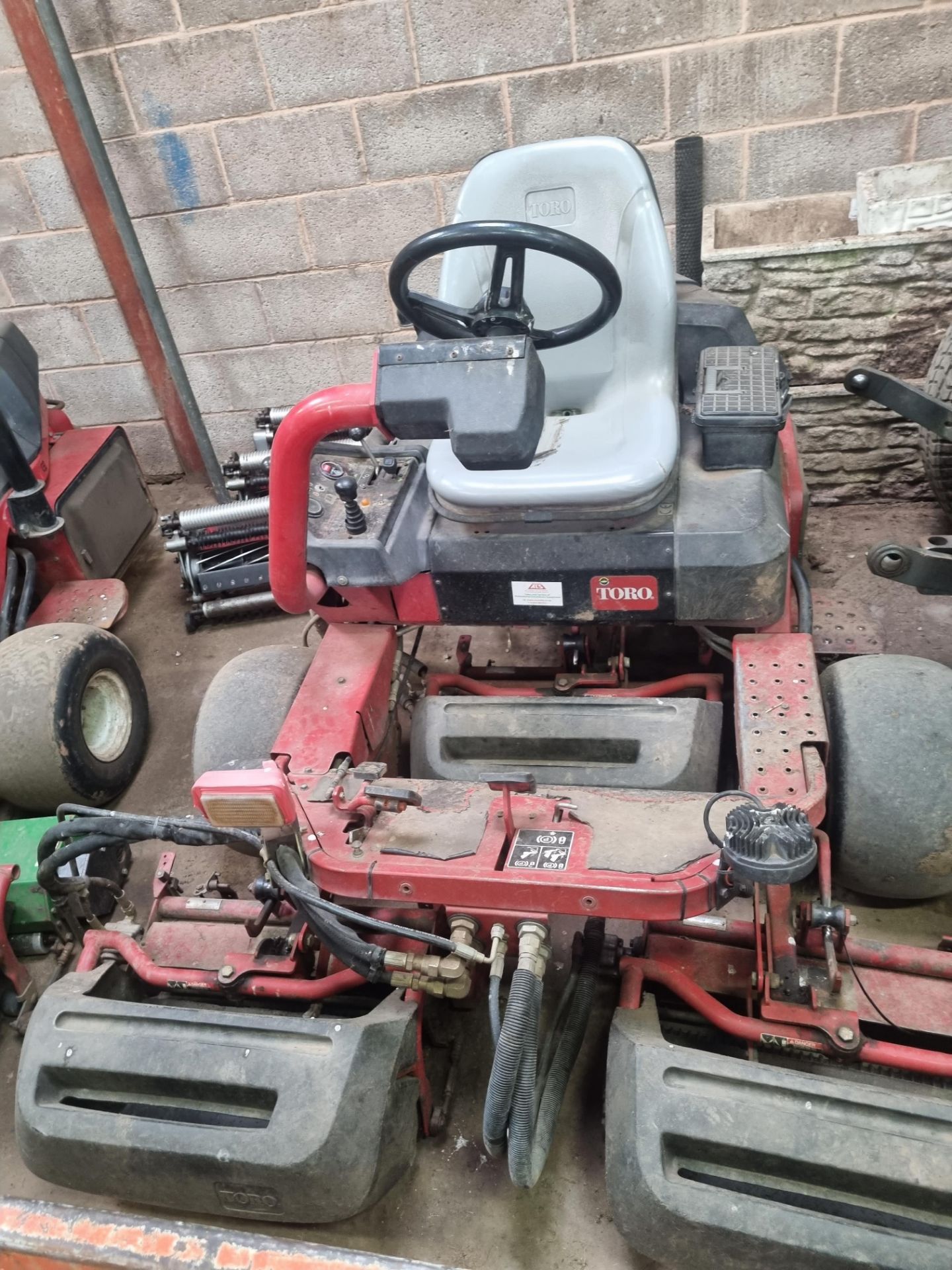 Toro Greensmaster 3250 Mower Features Briggs & Stratton 24.8hp (18.5kW) engine Cutting width of - Bild 5 aus 10