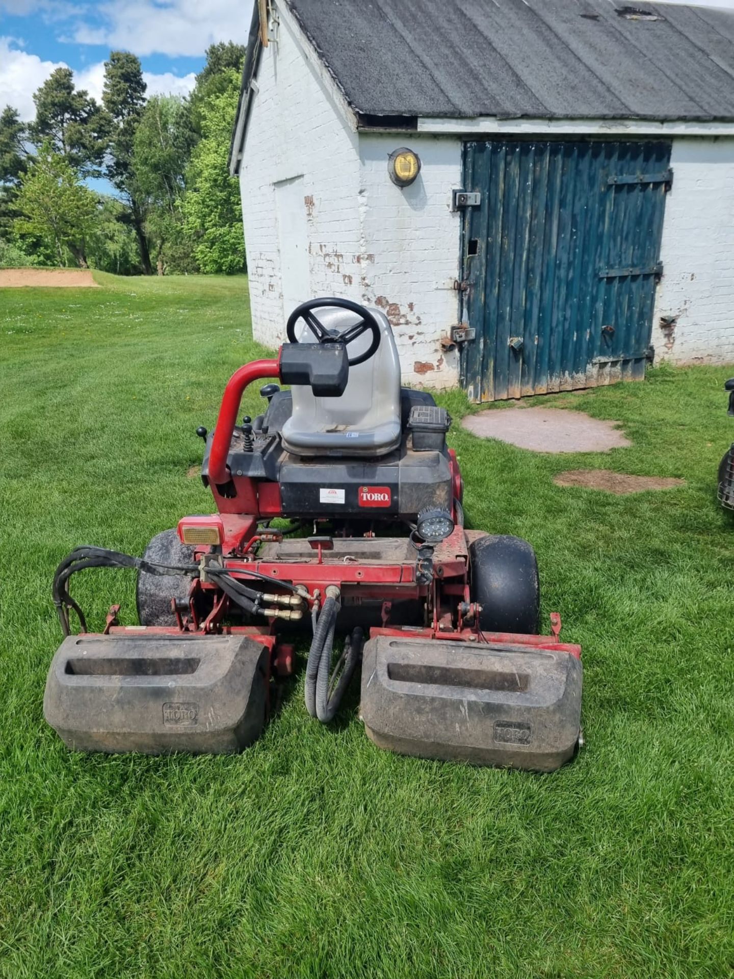 Toro Greensmaster 3250 Mower Features Briggs & Stratton 24.8hp (18.5kW) engine Cutting width of