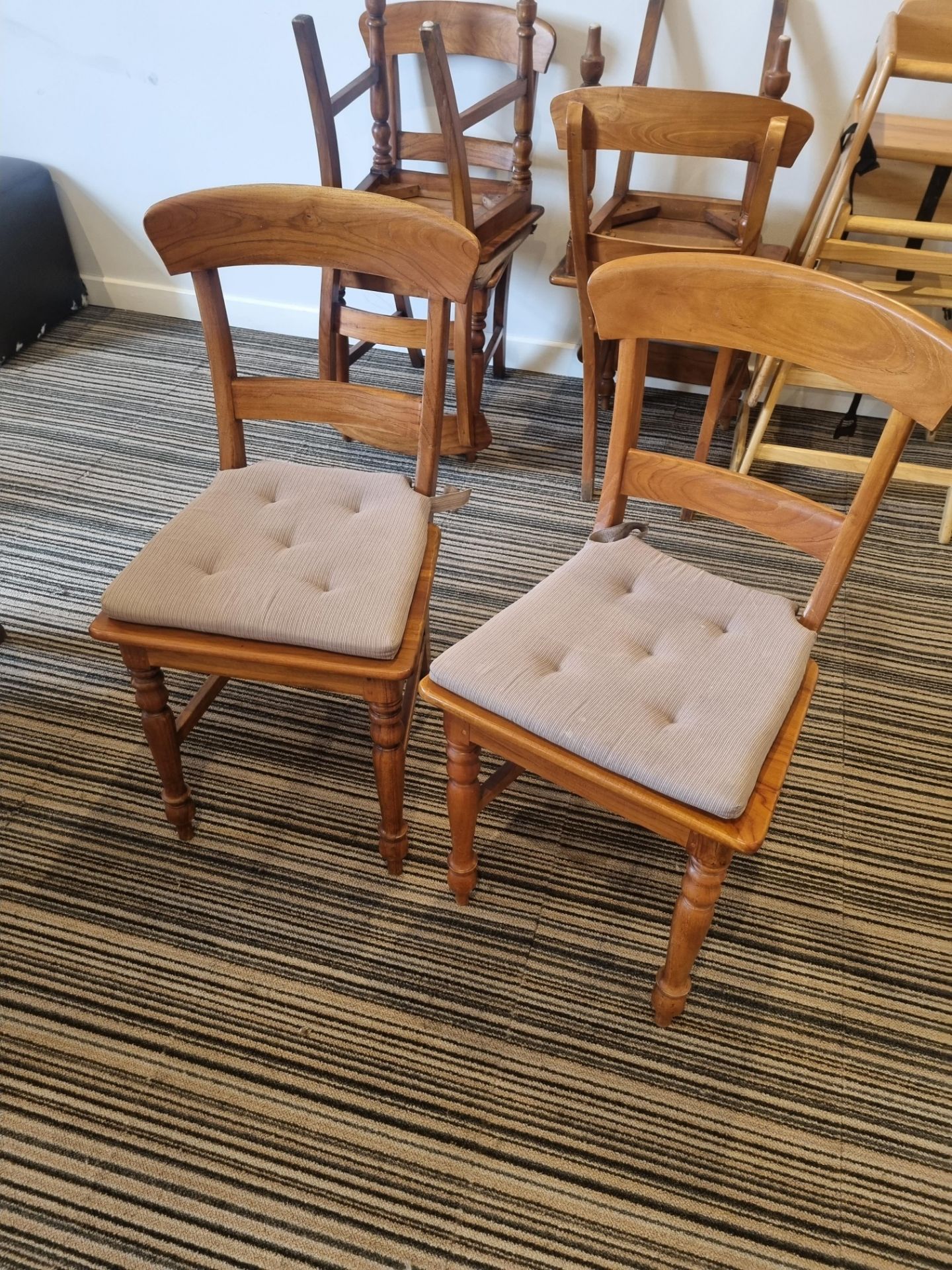 4 x pressed back oak dining chairs 41cm pitch - Bild 5 aus 5