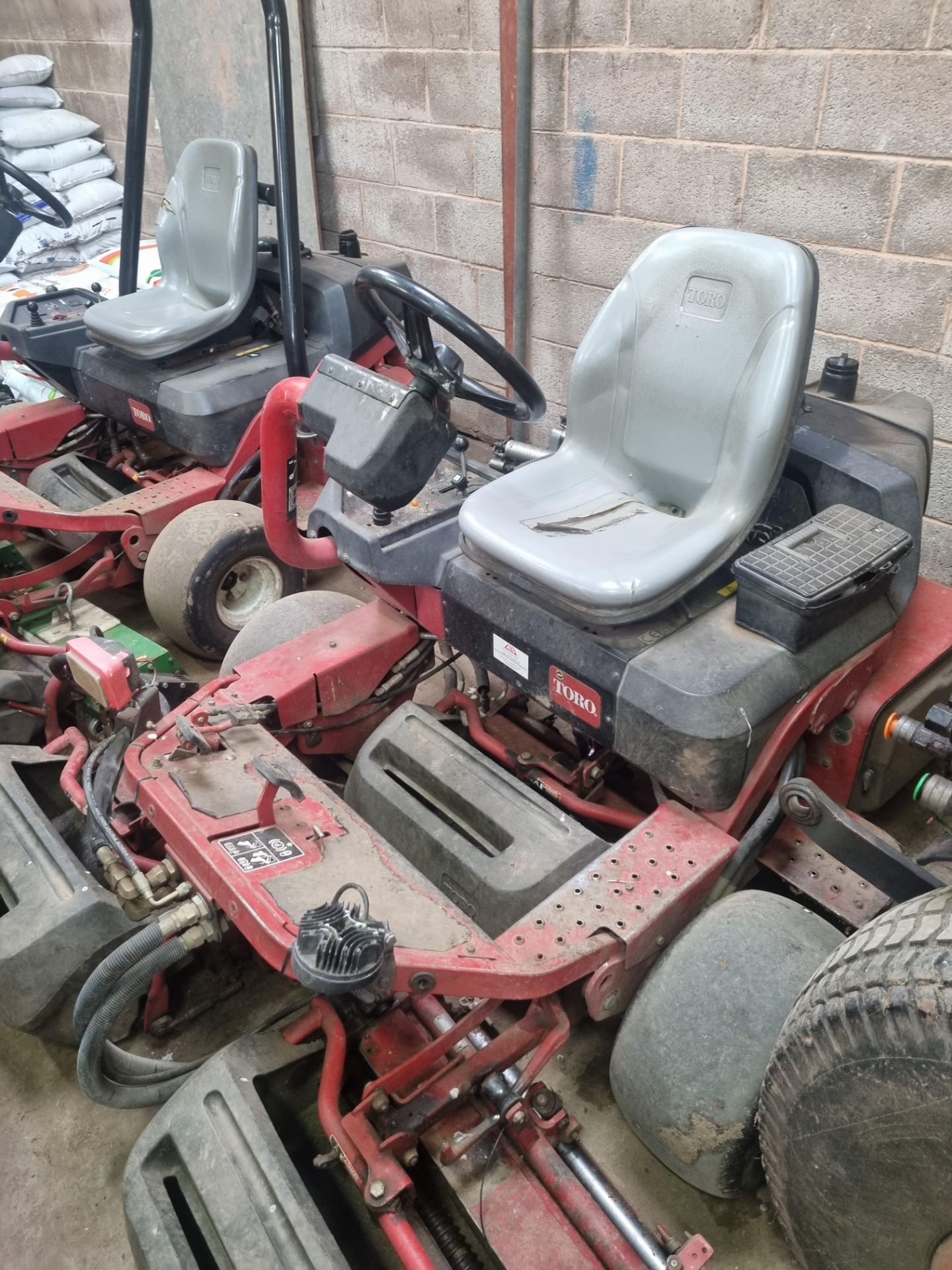 Toro Greensmaster 3250 Mower Features Briggs & Stratton 24.8hp (18.5kW) engine Cutting width of - Bild 9 aus 10