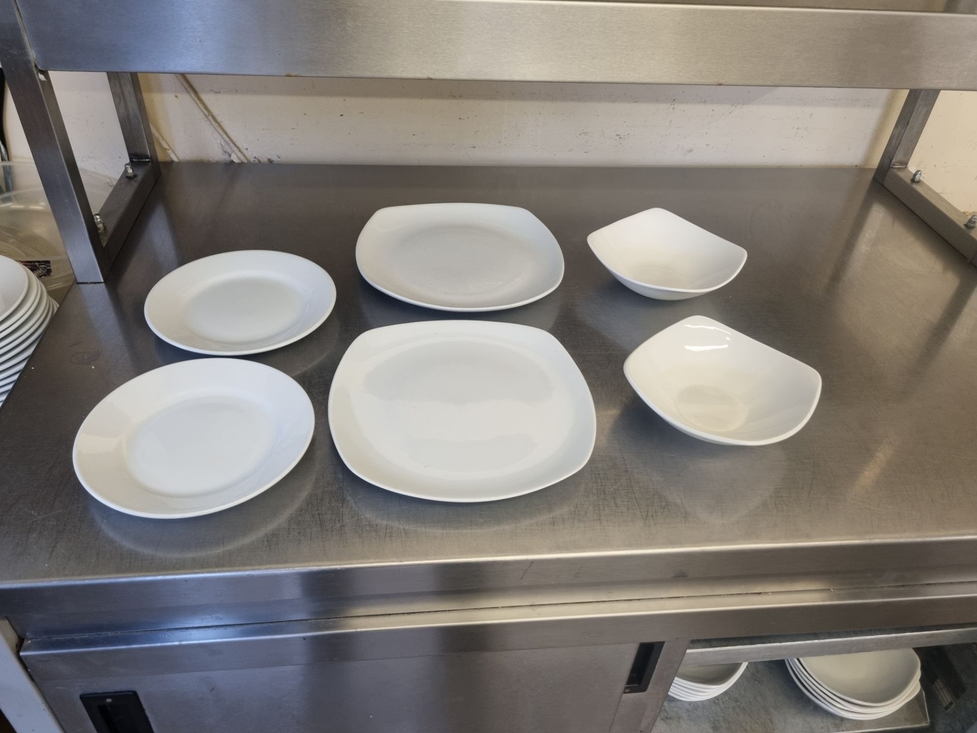 A large selection of white table wear comprising of dinner plates, side plates, bowls etc as found - Bild 2 aus 8