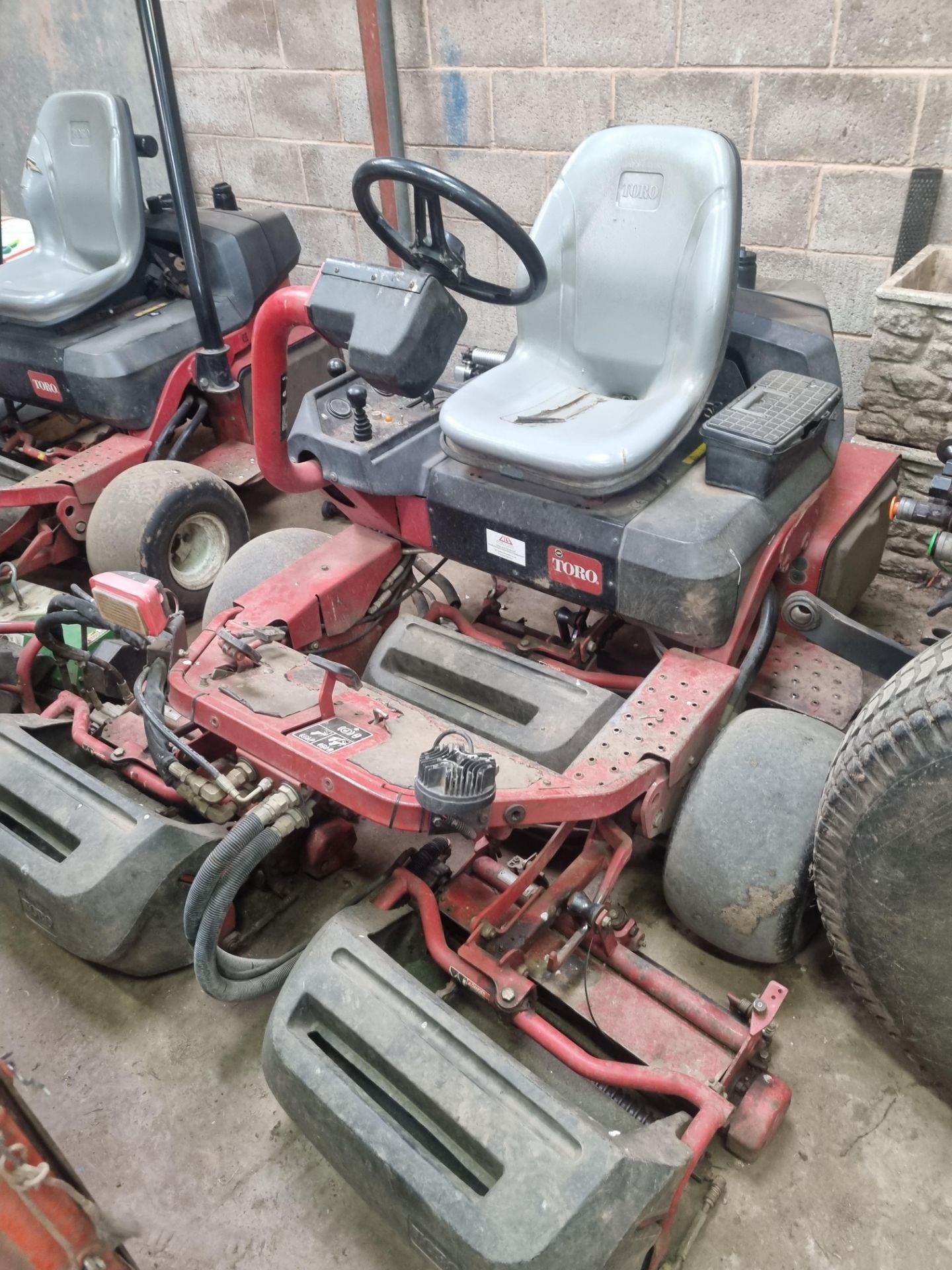 Toro Greensmaster 3250 Mower Features Briggs & Stratton 24.8hp (18.5kW) engine Cutting width of - Image 10 of 10